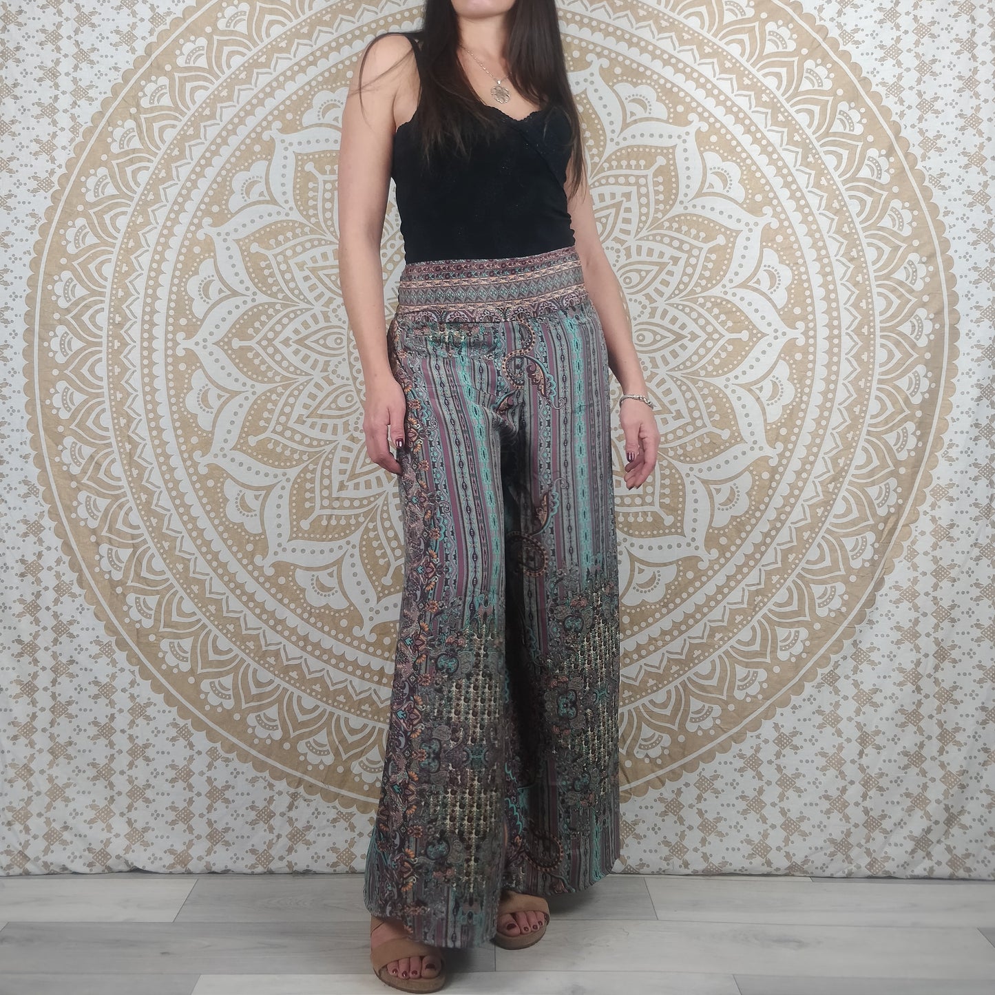 Ajeeta Damenhose aus indischer Seide. Lockere Boho-Hose, gerader Schnitt. Brauner und oranger / blauer / blauer und weißer Paisley-Druck.