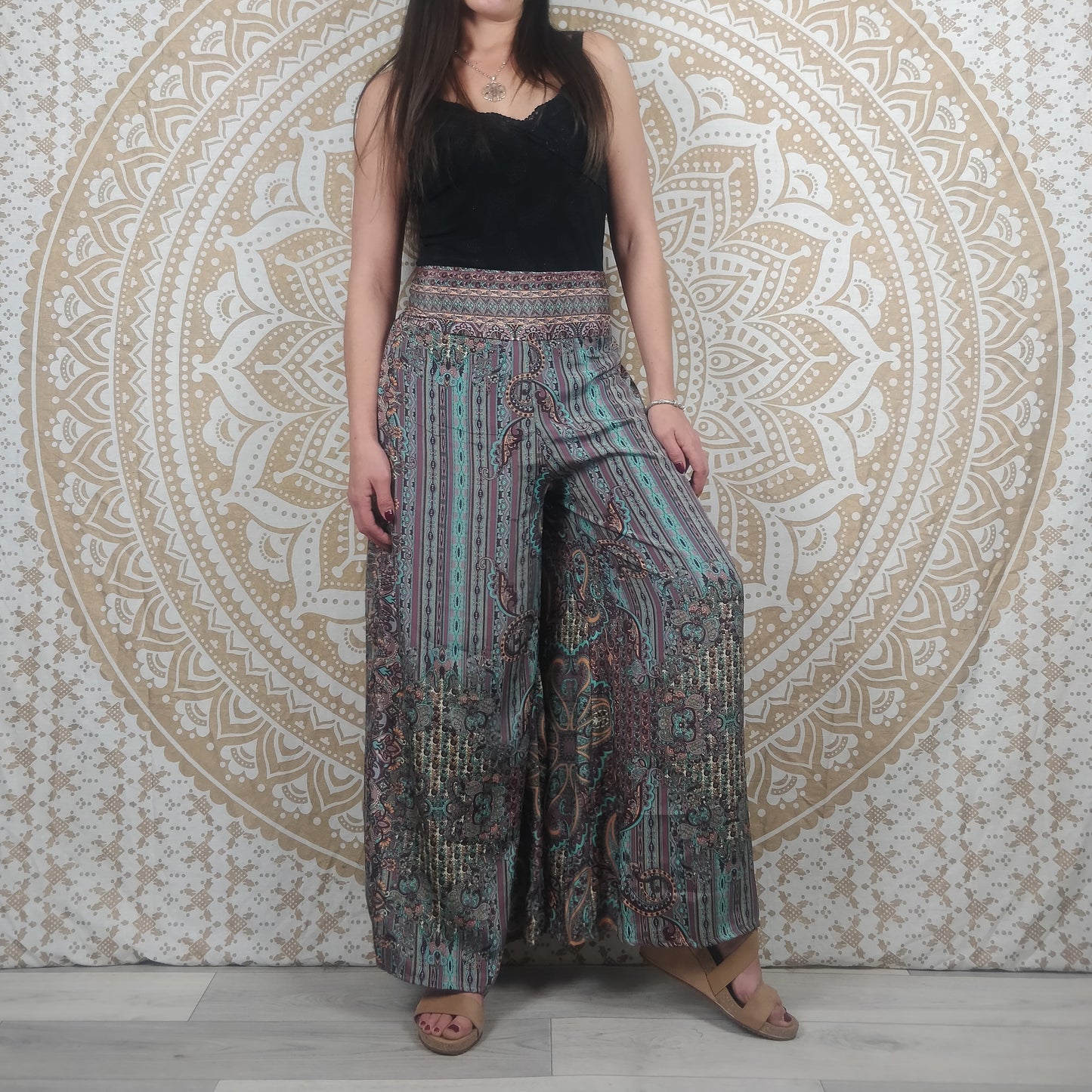 Ajeeta Damenhose aus indischer Seide. Lockere Boho-Hose, gerader Schnitt. Brauner und oranger / blauer / blauer und weißer Paisley-Druck.