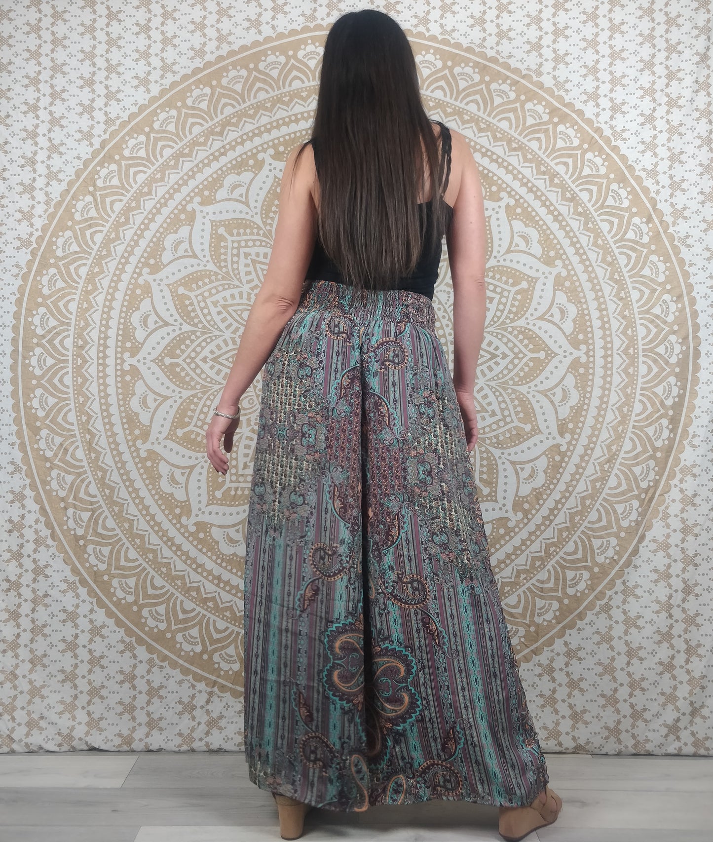 Ajeeta Damenhose aus indischer Seide. Lockere Boho-Hose, gerader Schnitt. Brauner und oranger / blauer / blauer und weißer Paisley-Druck.