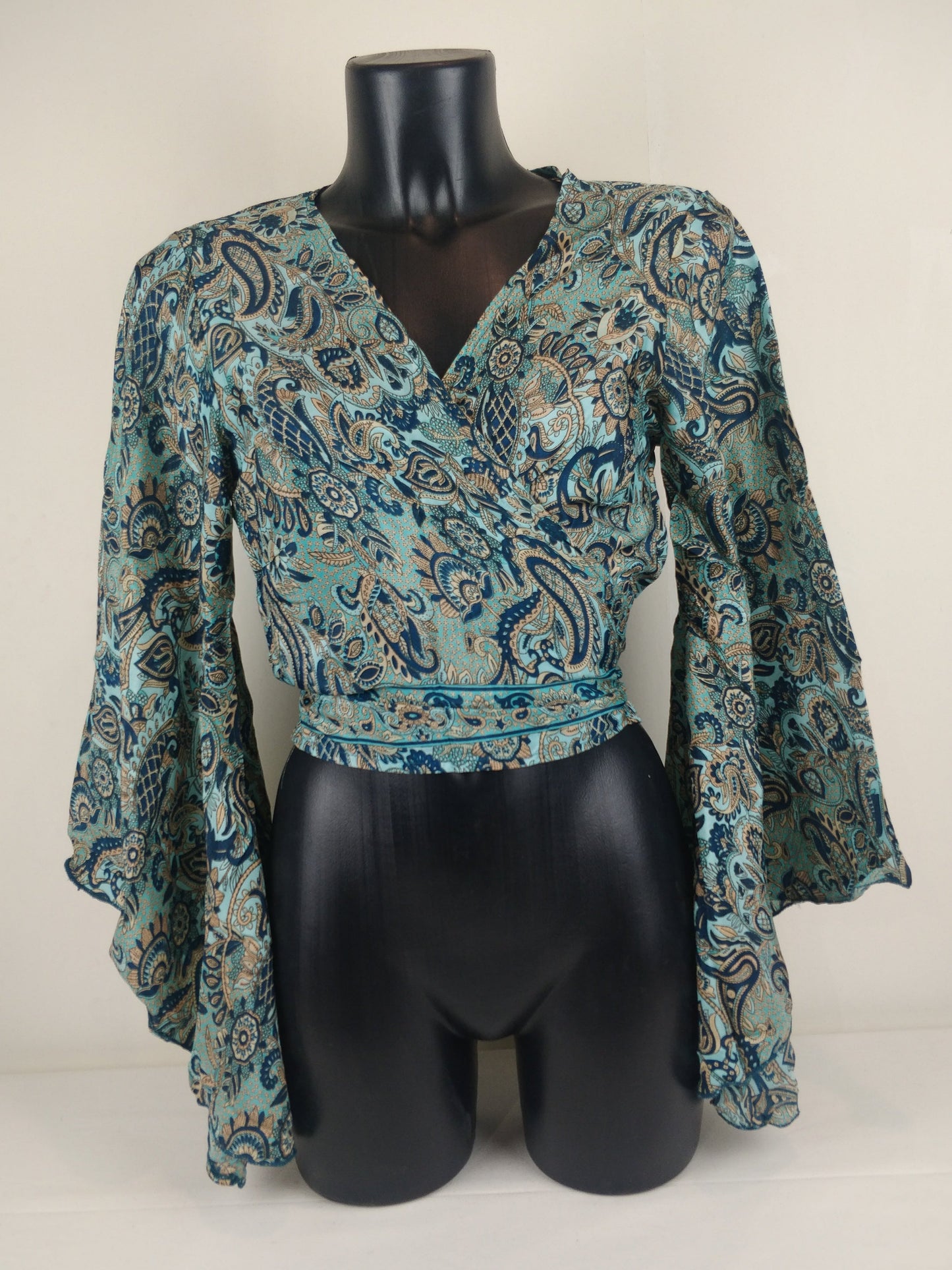 Top Sehbra en soie indienne. Chemisier wrap / Crop top  avec manches évasée. Imprimé paisley bleu.