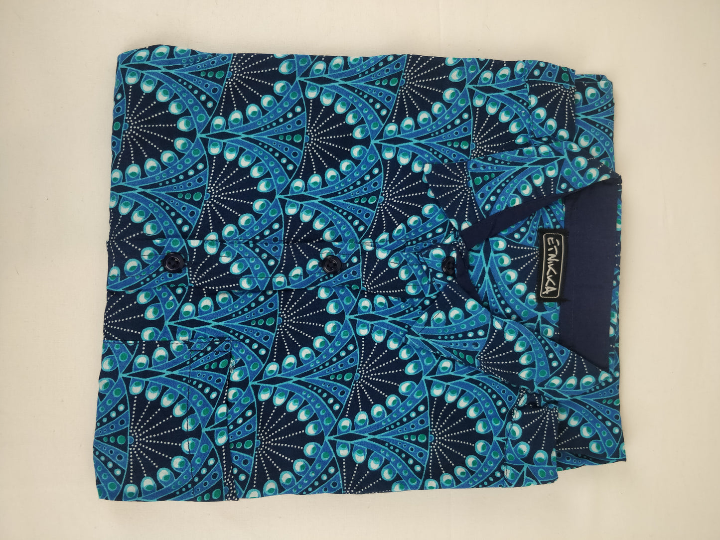 Chemise homme Ribhu manches courtes. Chemise décontracté en rayonne. Motifs ethniques bleu.