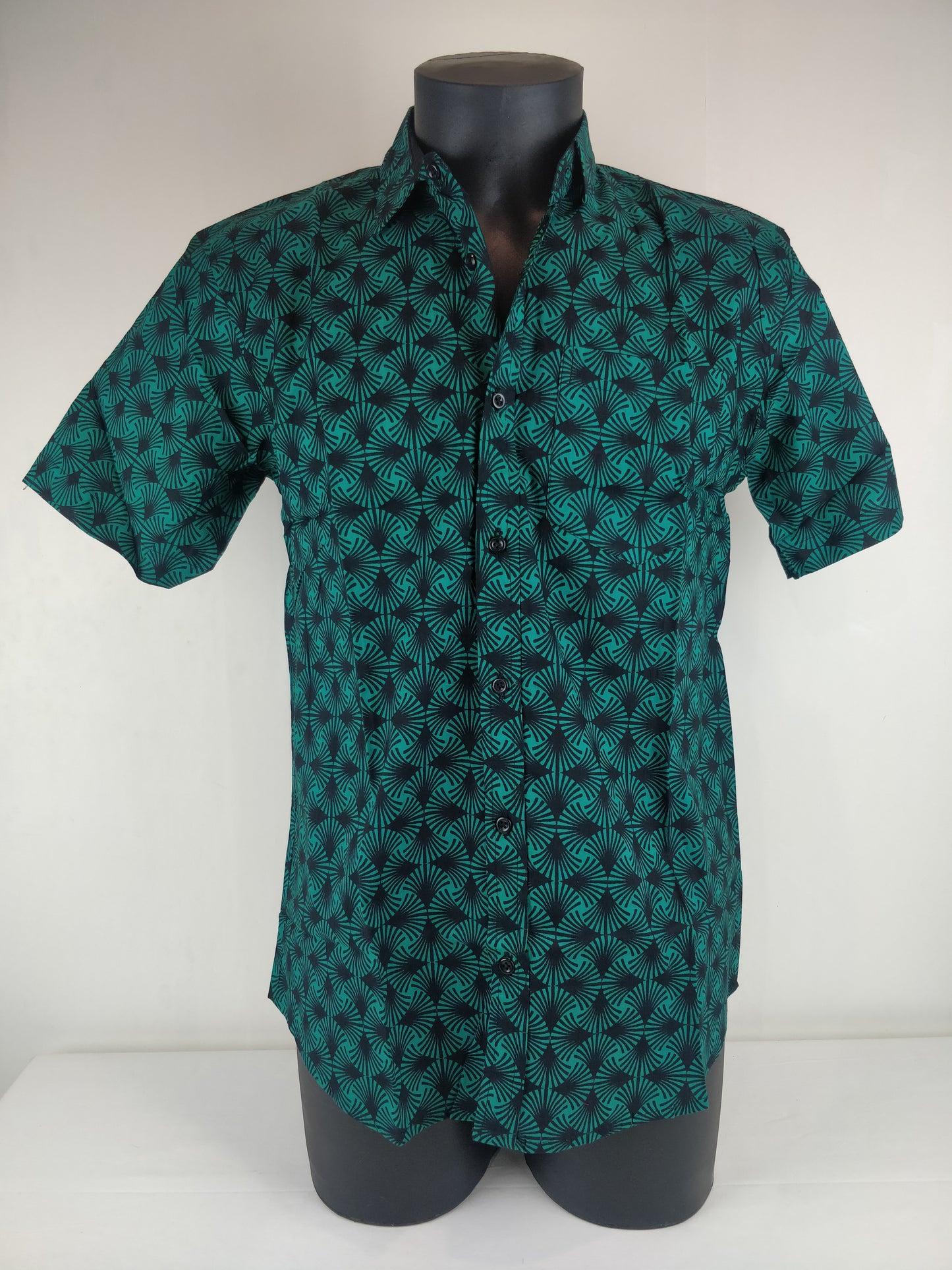 Chemise homme Ribhu manches courtes. Chemise en coton. Motifs géométrique vert et noir.