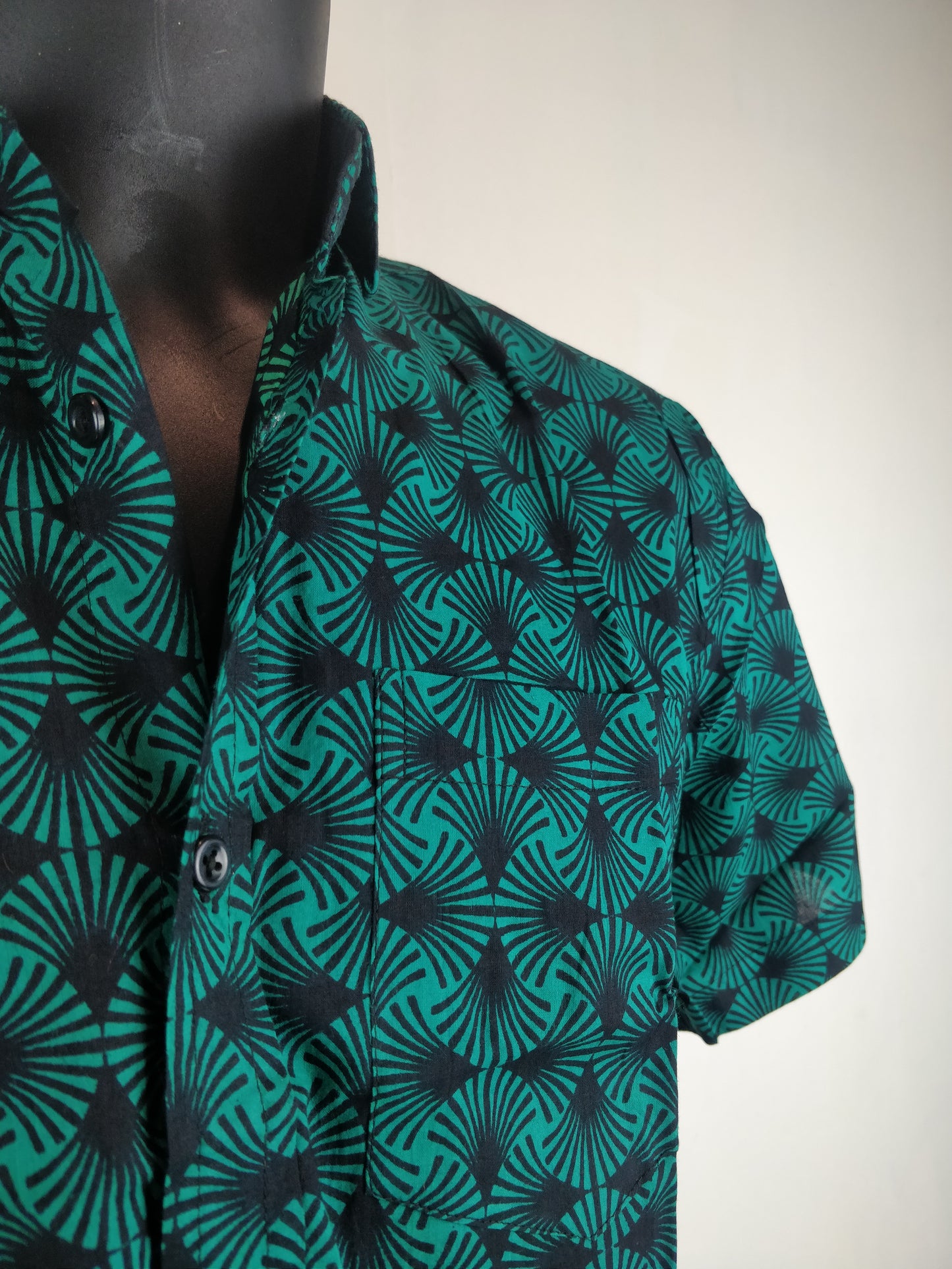 Chemise homme Ribhu manches courtes. Chemise en coton. Motifs géométrique vert et noir.