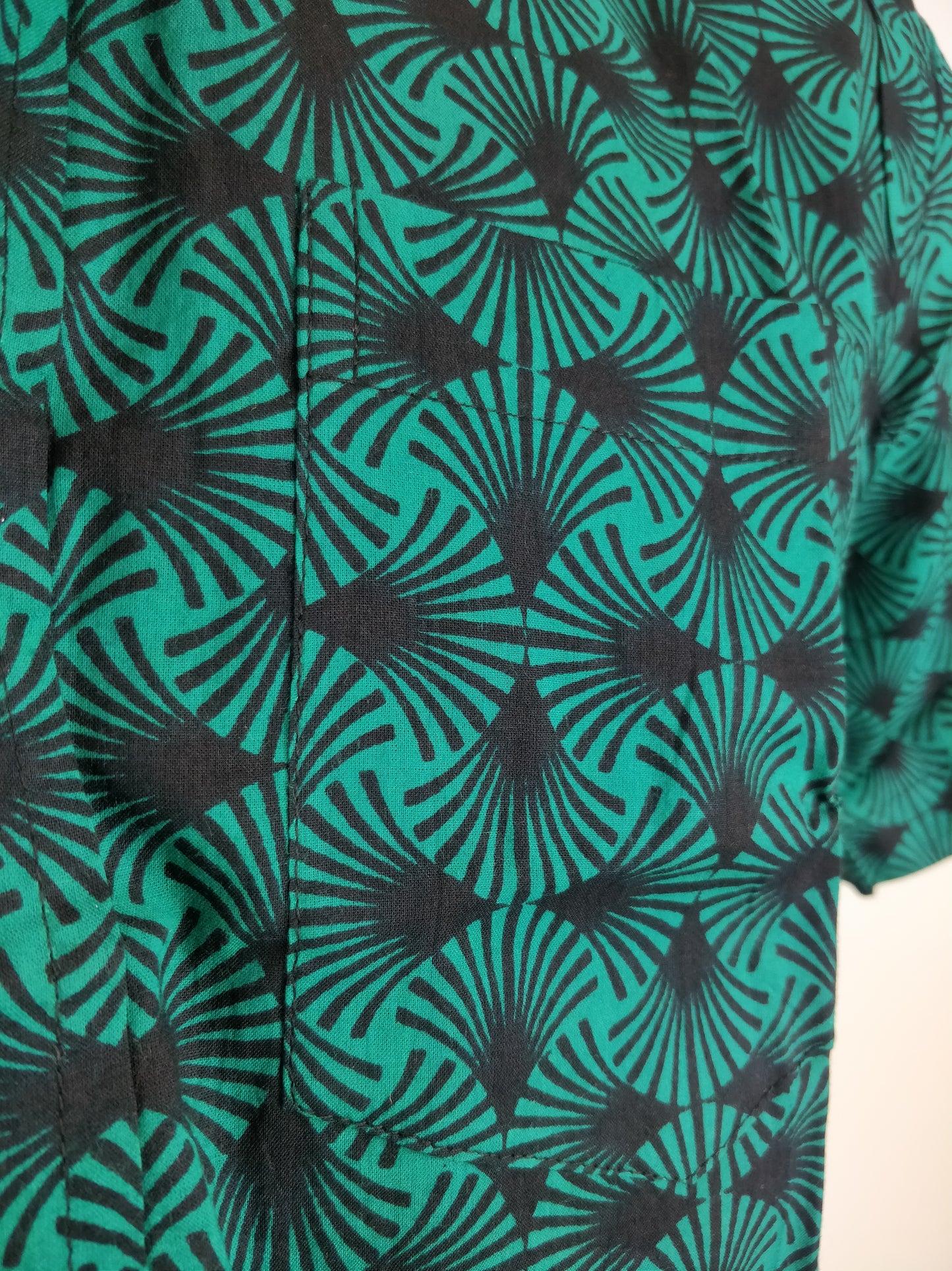 Chemise homme Ribhu manches courtes. Chemise en coton. Motifs géométrique vert et noir.