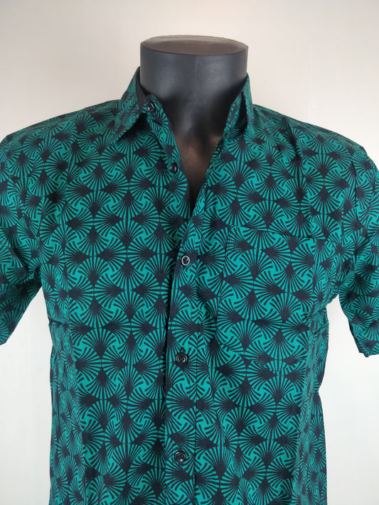 Chemise homme Ribhu manches courtes. Chemise en coton. Motifs géométrique vert et noir.