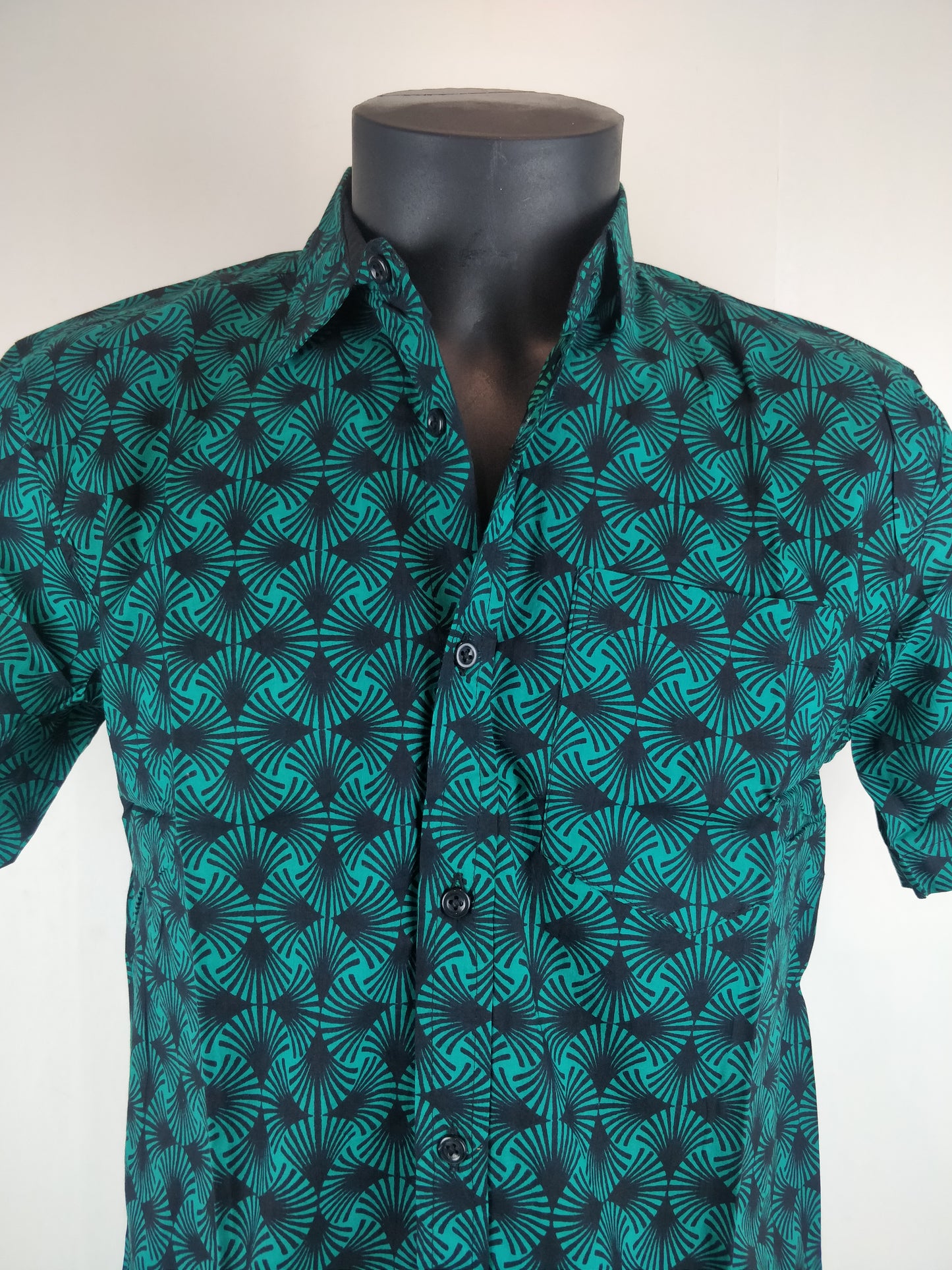 Chemise homme manches courtes. Chemise en coton. Motifs géométrique vert et noir.