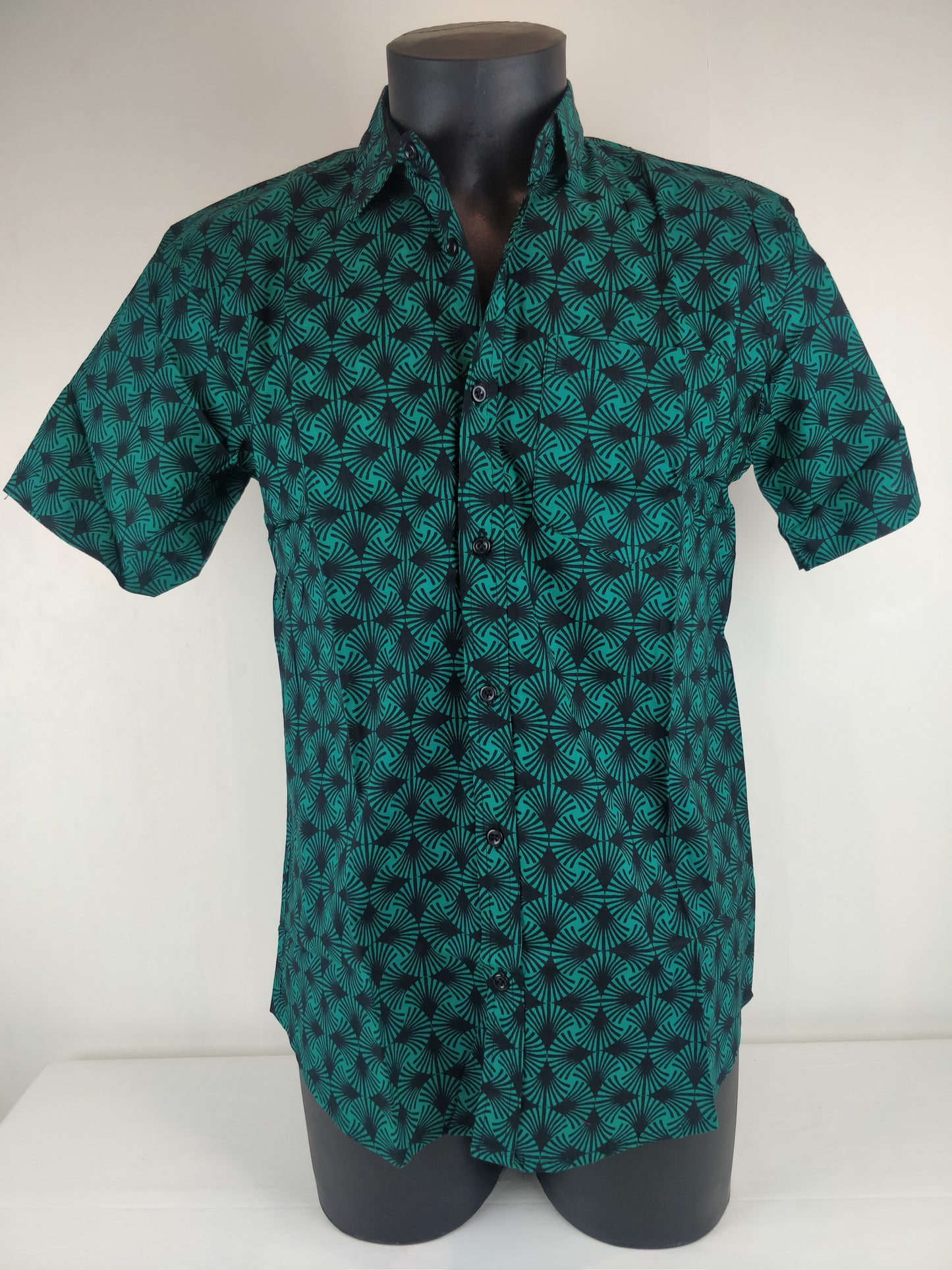 Chemise homme Ribhu manches courtes. Chemise en coton. Motifs géométrique vert et noir.