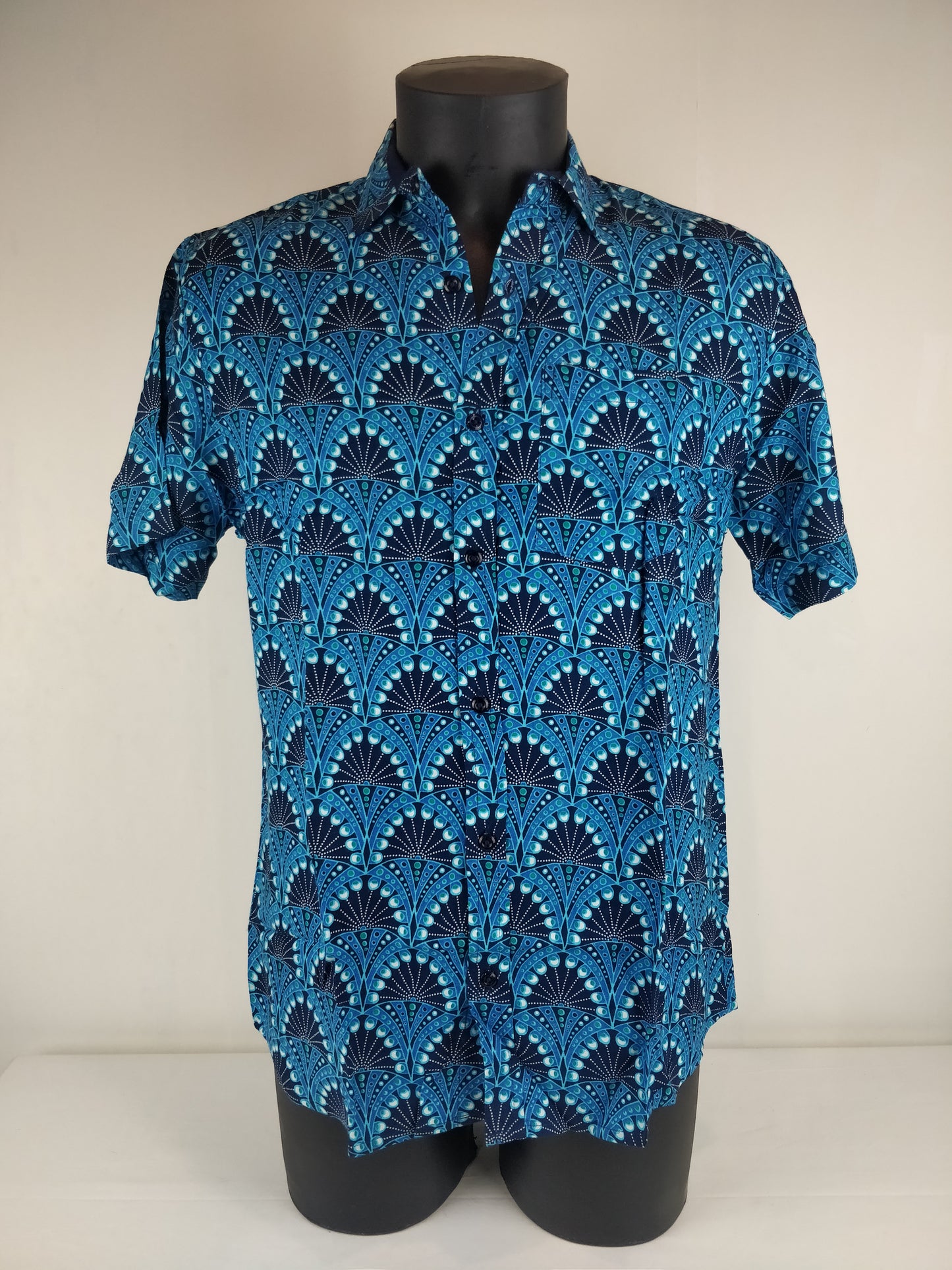 Chemise homme Ribhu manches courtes. Chemise décontracté en rayonne. Motifs ethniques bleu.