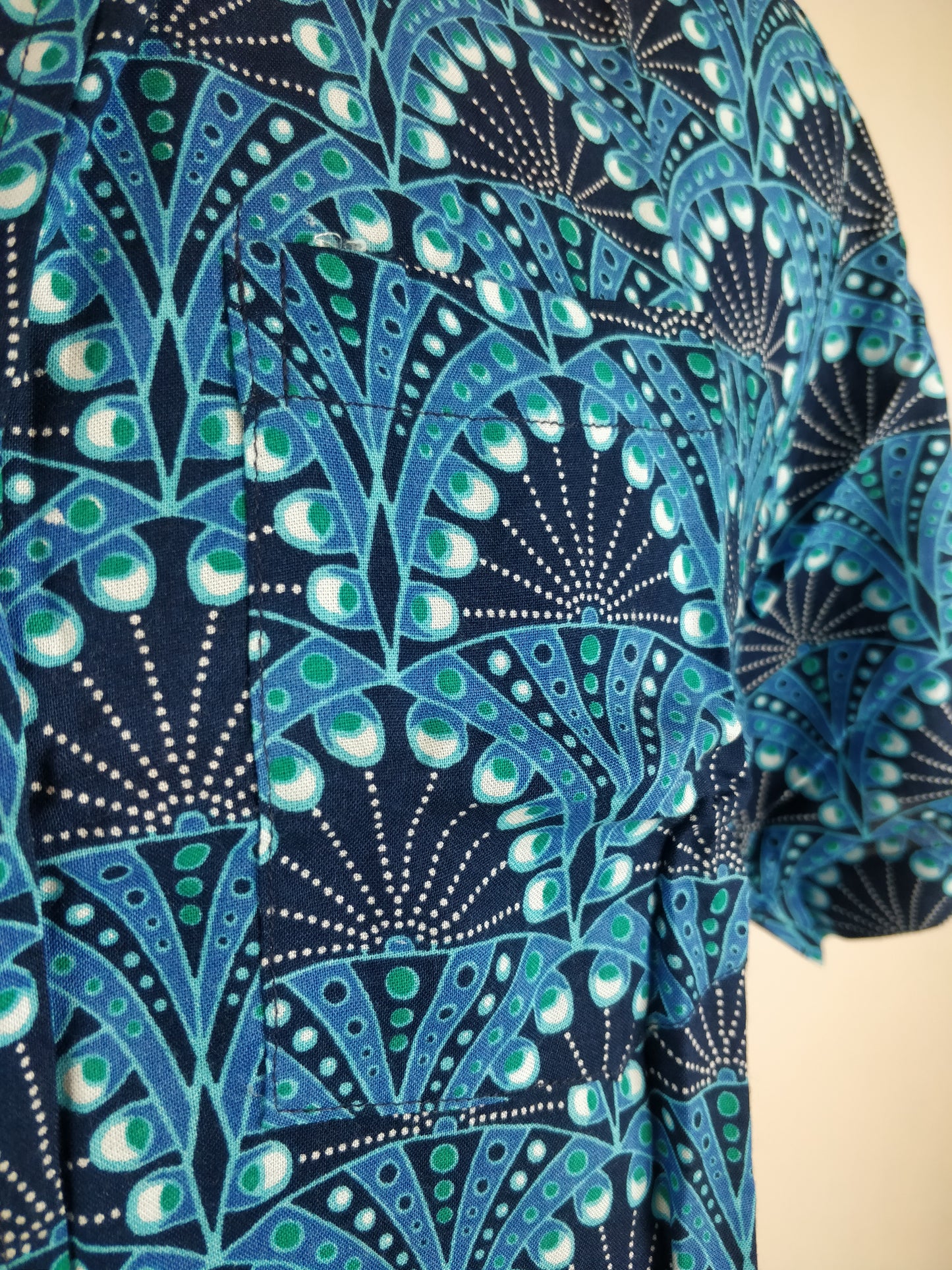 Chemise homme Ribhu manches courtes. Chemise décontracté en rayonne. Motifs ethniques bleu.