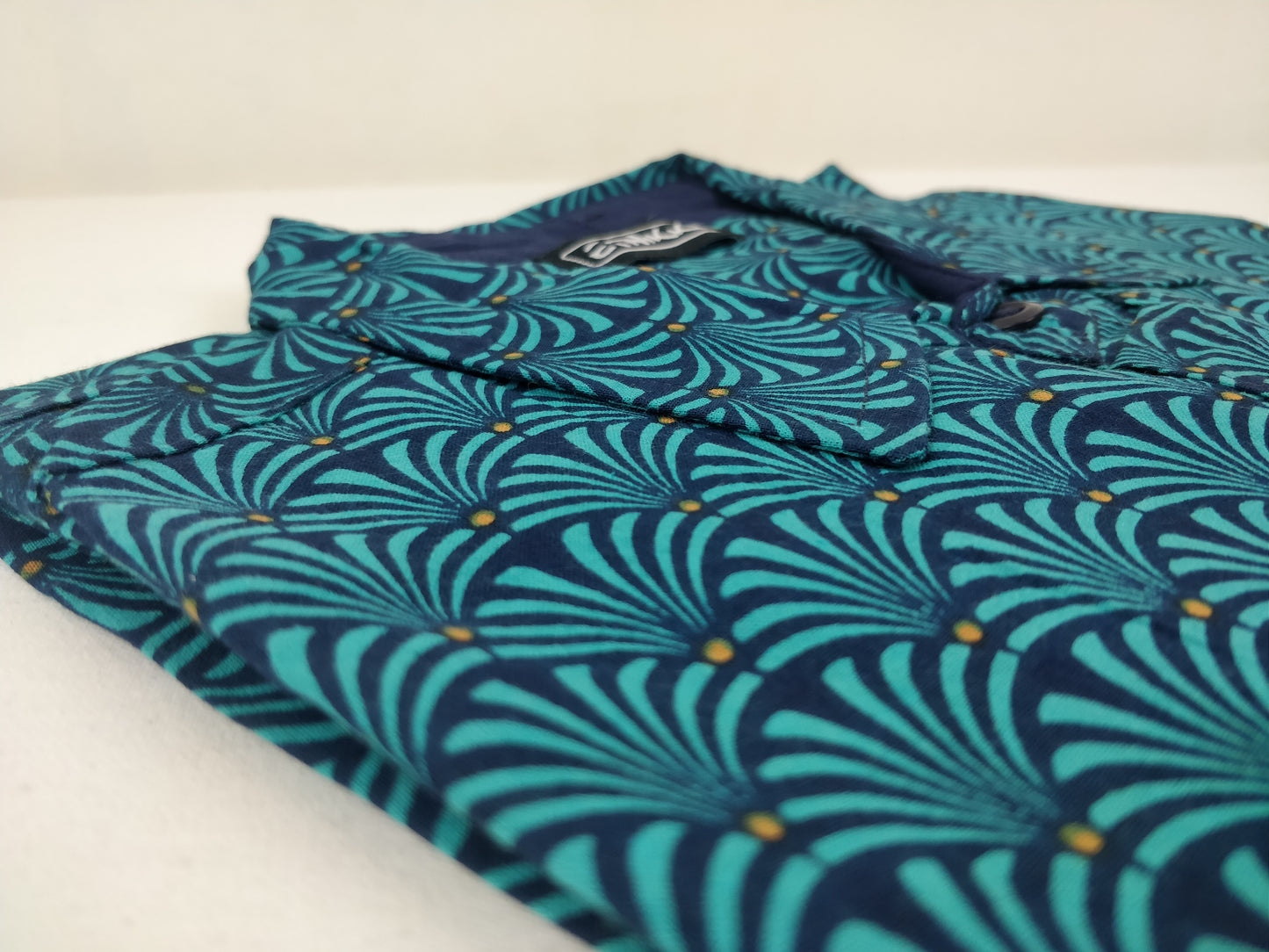 Chemise homme Ribhu manches courtes. Chemise en coton. Motifs géométriques bleu.