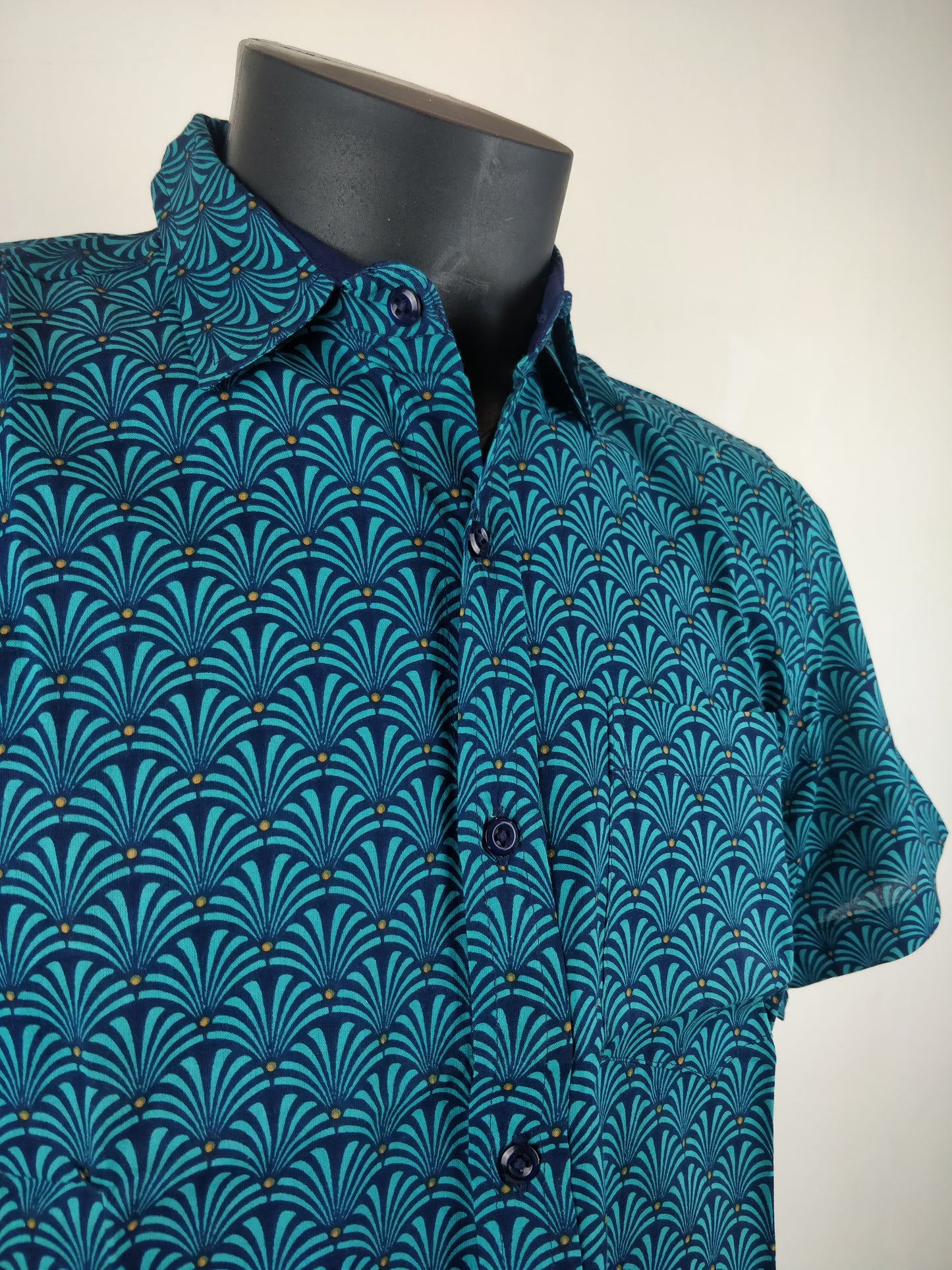 Chemise homme Ribhu manches courtes. Chemise en coton. Motifs géométriques bleu.