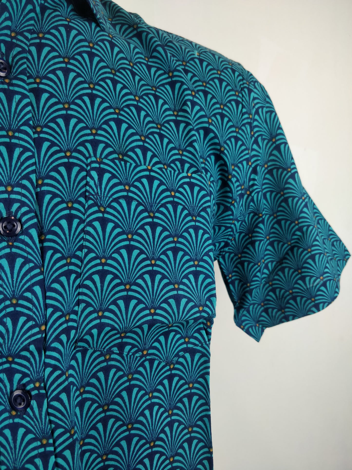 Chemise homme Ribhu manches courtes. Chemise en coton. Motifs géométriques bleu.