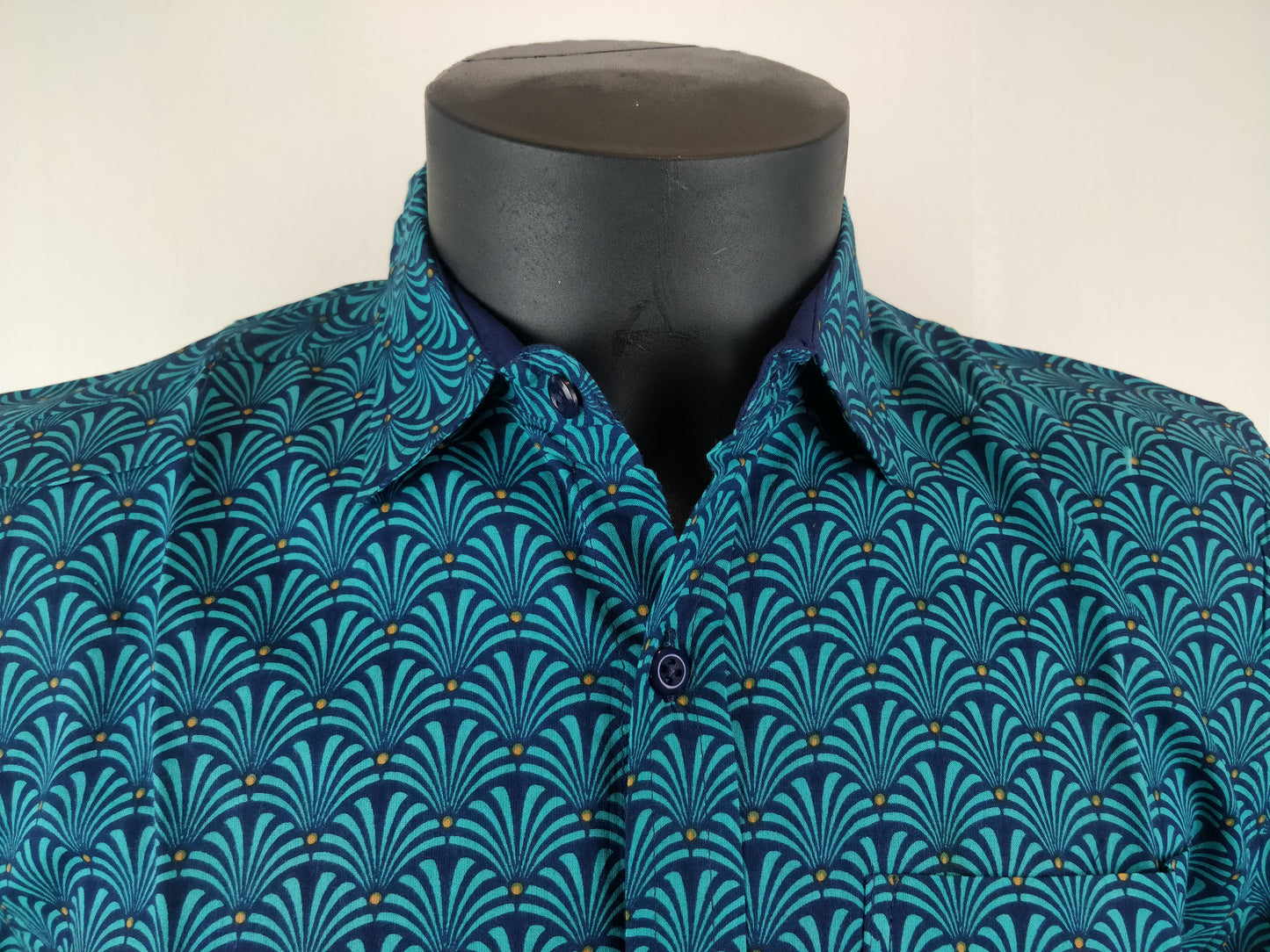 Chemise homme Ribhu manches courtes. Chemise en coton. Motifs géométriques bleu.