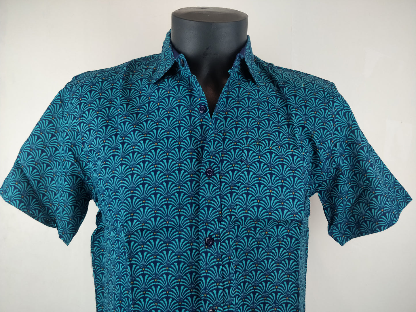 Chemise homme Ribhu manches courtes. Chemise en coton. Motifs géométriques bleu.