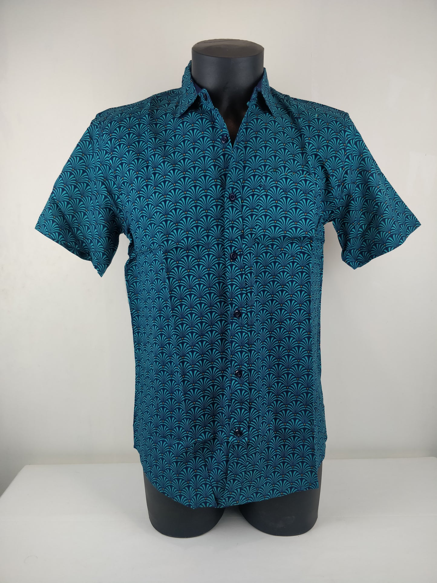 Chemise homme Ribhu manches courtes. Chemise en coton. Motifs géométriques bleu.