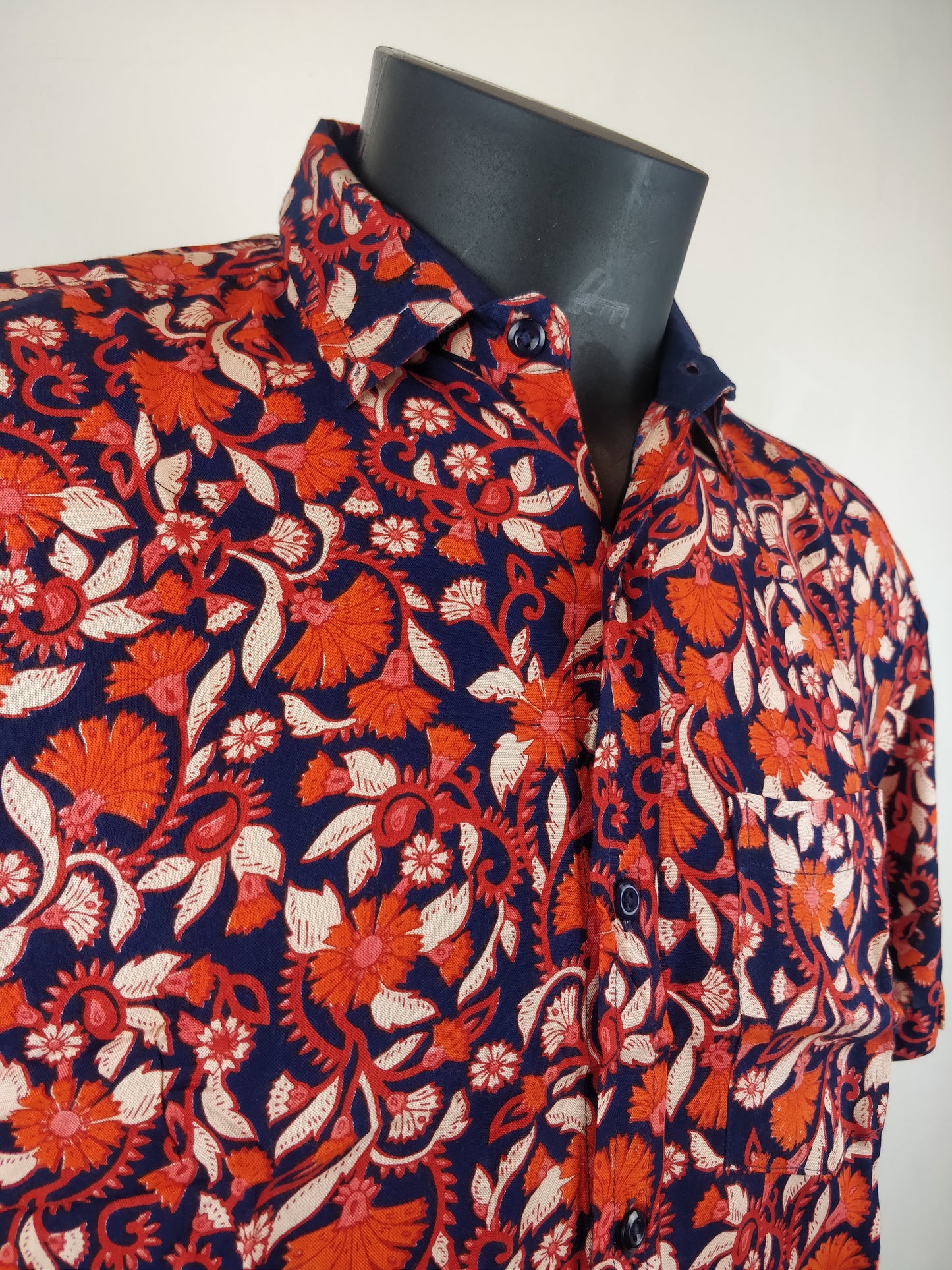 Chemise homme Ribhu manches courtes. Chemise décontractée souple en rayonne. Motif fleuri orange et bleu.