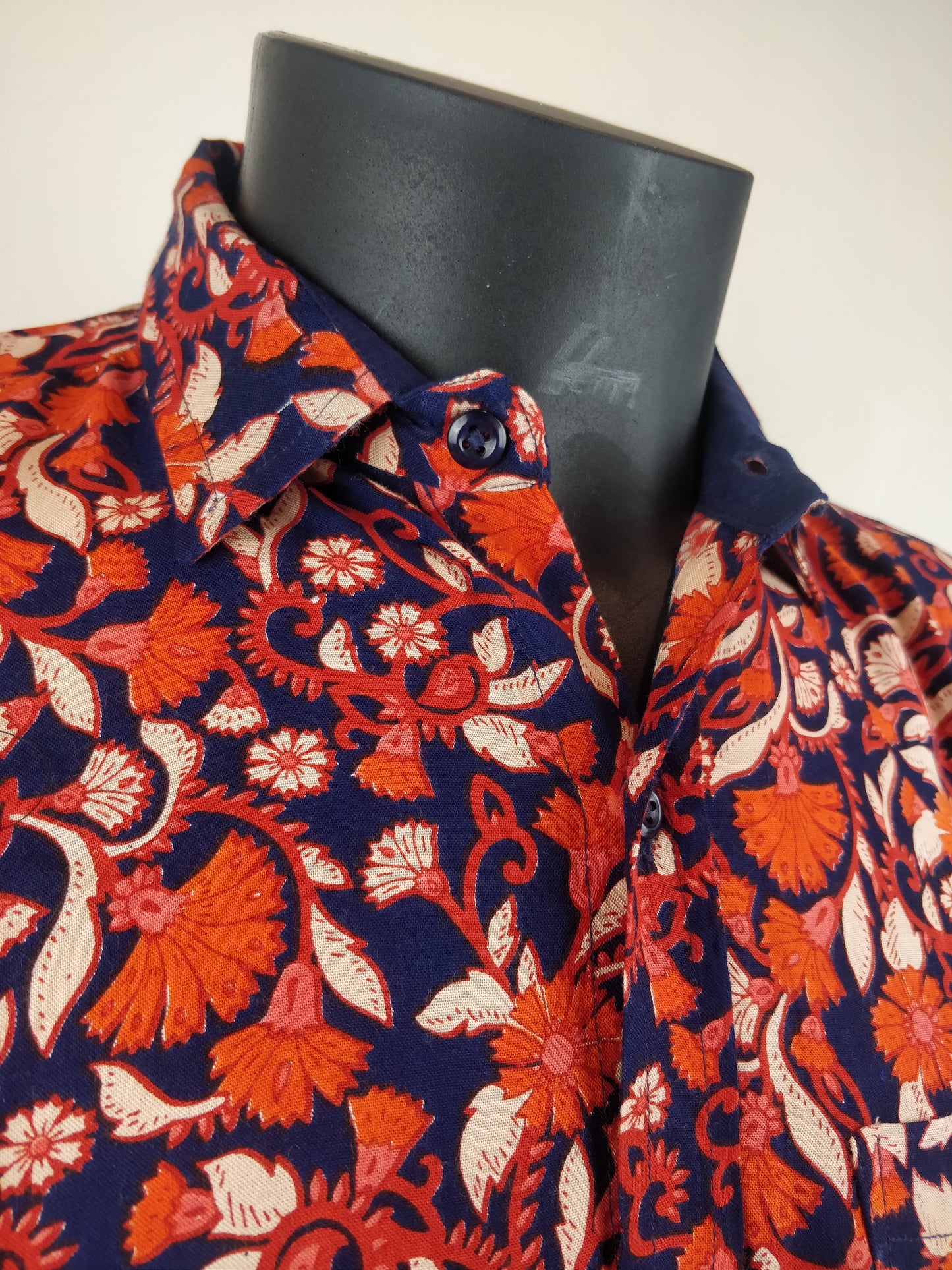 Chemise homme Ribhu manches courtes. Chemise décontractée souple en rayonne. Motif fleuri orange et bleu.