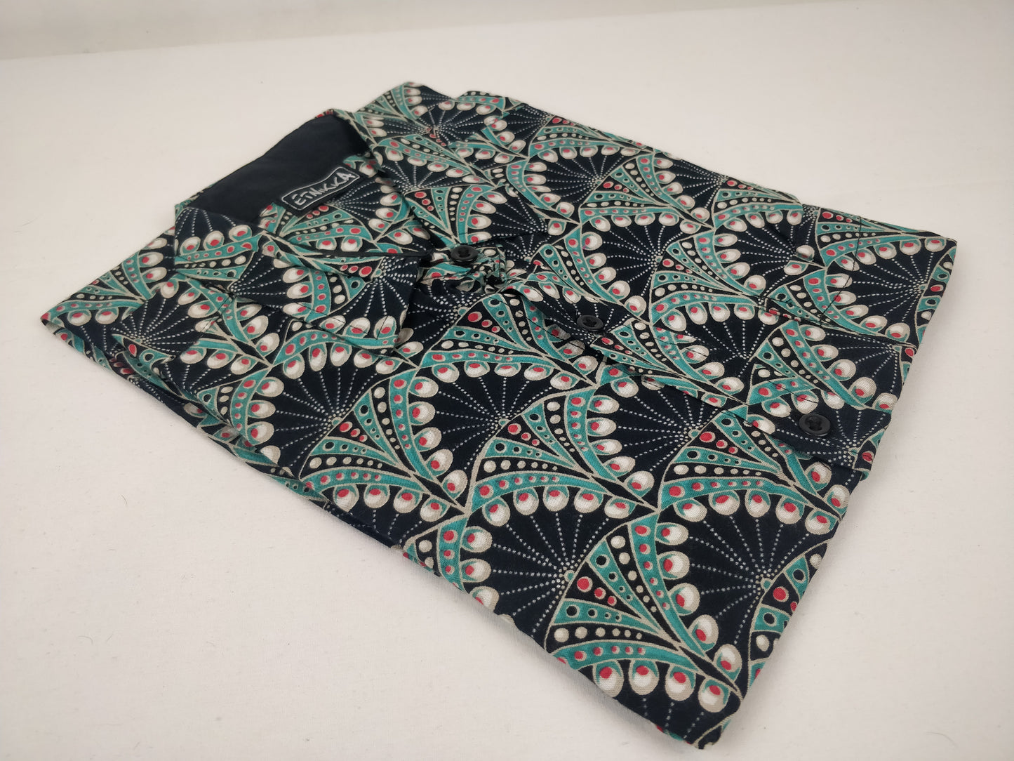 Chemise homme Ribhu manches courtes. Chemise décontractée souple en rayonne. Motif ethnique bleu.