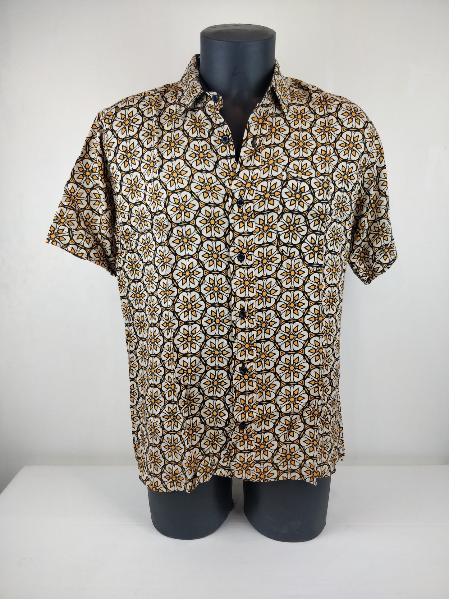 Chemise homme manches courtes. Chemise décontractée souple en rayonne. Motifs ethnique blanc et jaune.