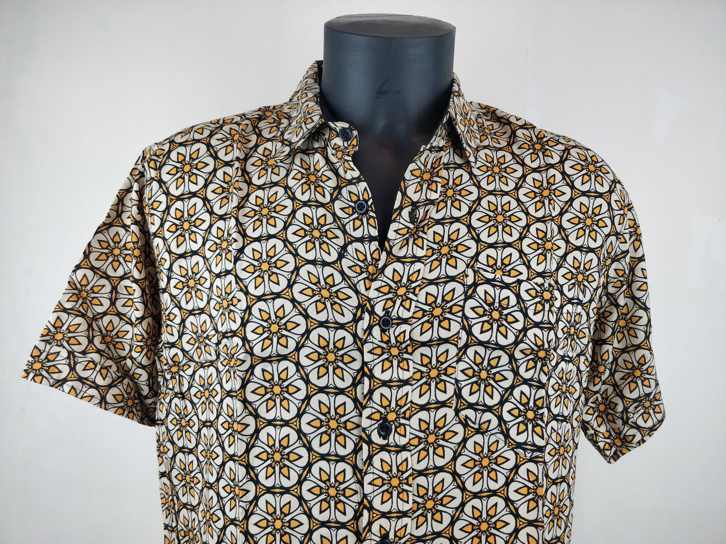 Chemise homme manches courtes. Chemise décontractée souple en rayonne. Motifs ethnique blanc et jaune.