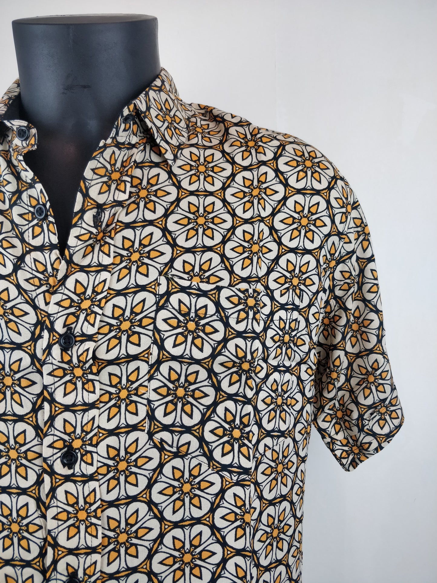 Chemise homme manches courtes. Chemise décontractée souple en rayonne. Motifs ethnique blanc et jaune.