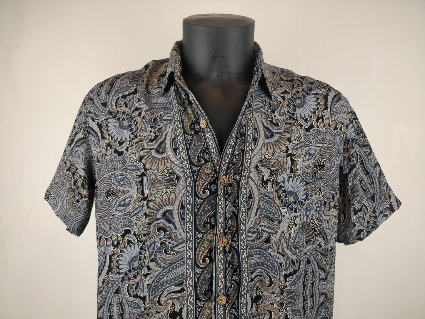 Chemise vintage Garuda en soie indienne. Chemise manche courte légère et fluide. Motif paisley gris et noir.