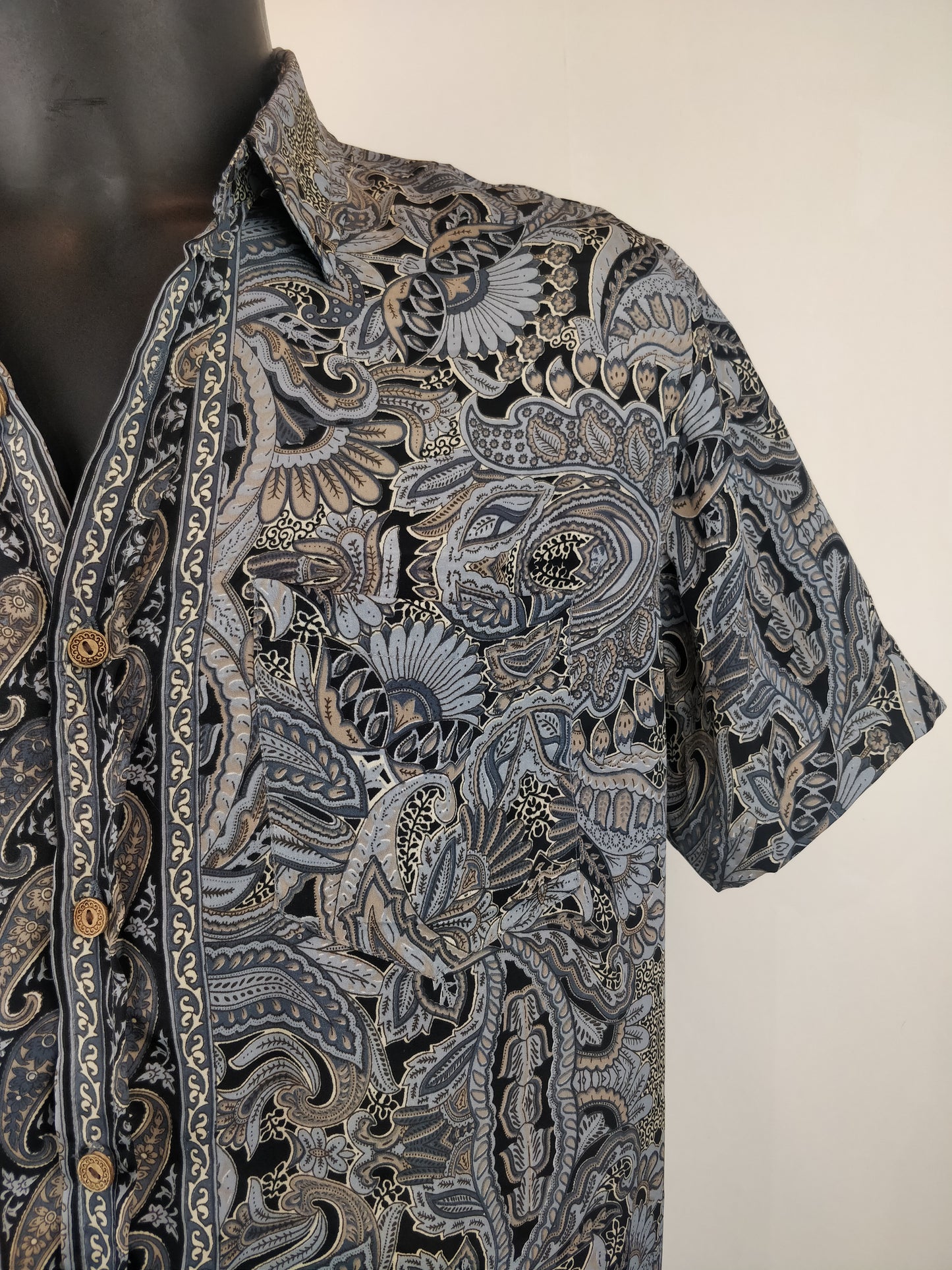 Chemise vintage Garuda en soie indienne. Chemise manche courte légère et fluide. Motif paisley gris et noir.