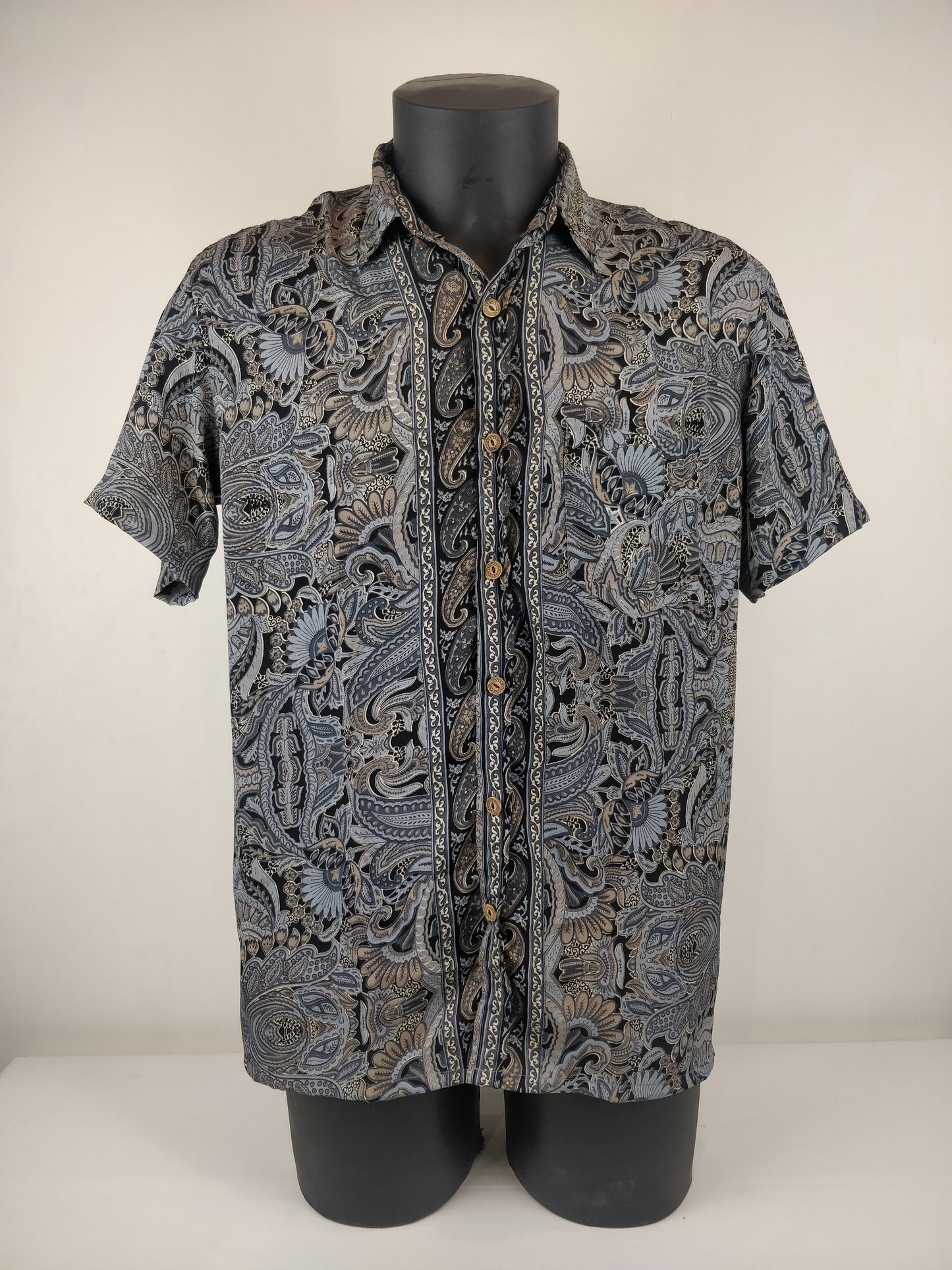 Chemise vintage Garuda en soie indienne. Chemise manche courte légère et fluide. Motif paisley gris et noir.