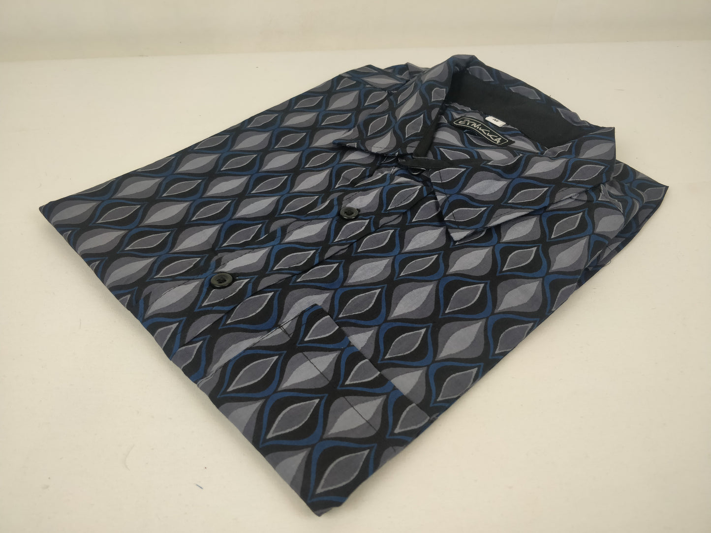 Chemise homme Ribhu manches courtes. Chemise en coton. Motifs géométrique bleu, gris et noir.