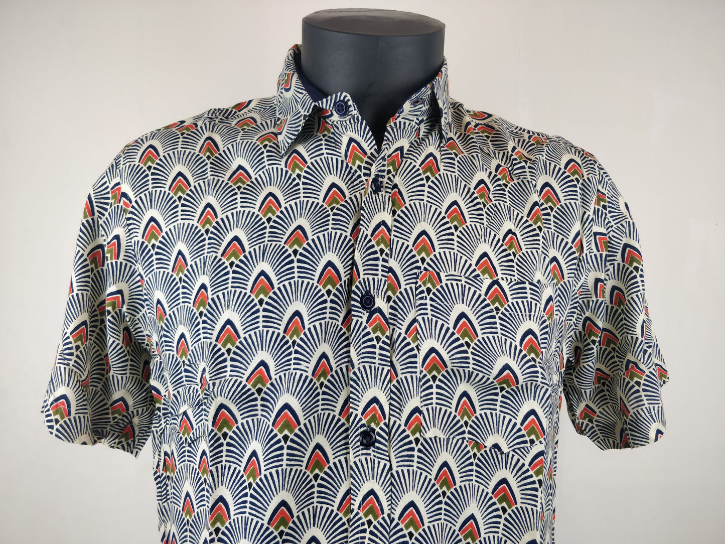 Chemise homme Ribhu manches courtes. Chemise décontractée souple en rayonne. Motifs géométriques blanc, bleu et orange.