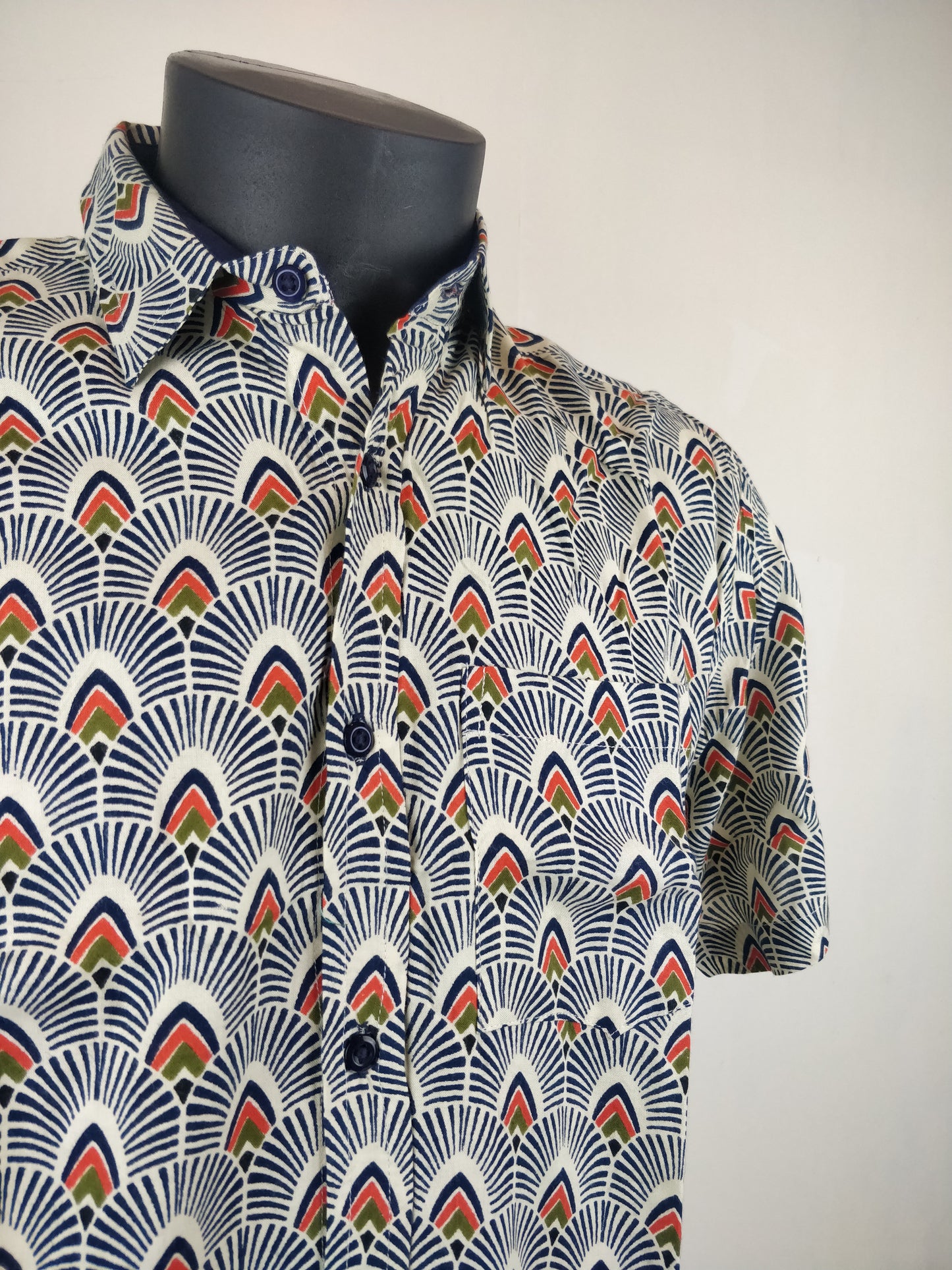 Chemise homme Ribhu manches courtes. Chemise décontractée souple en rayonne. Motifs géométriques blanc, bleu et orange.