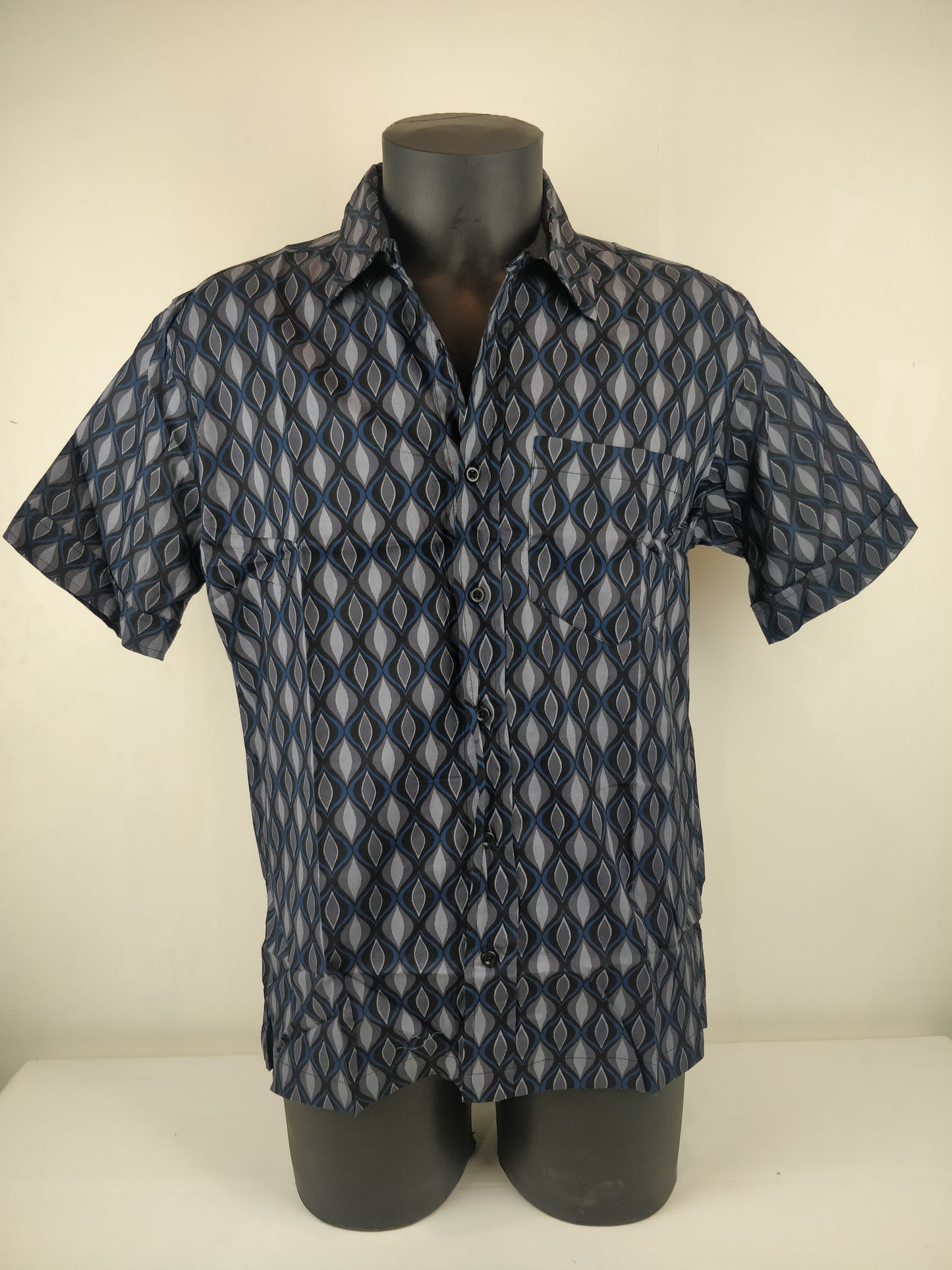 Chemise homme Ribhu manches courtes. Chemise en coton. Motifs géométrique bleu, gris et noir.