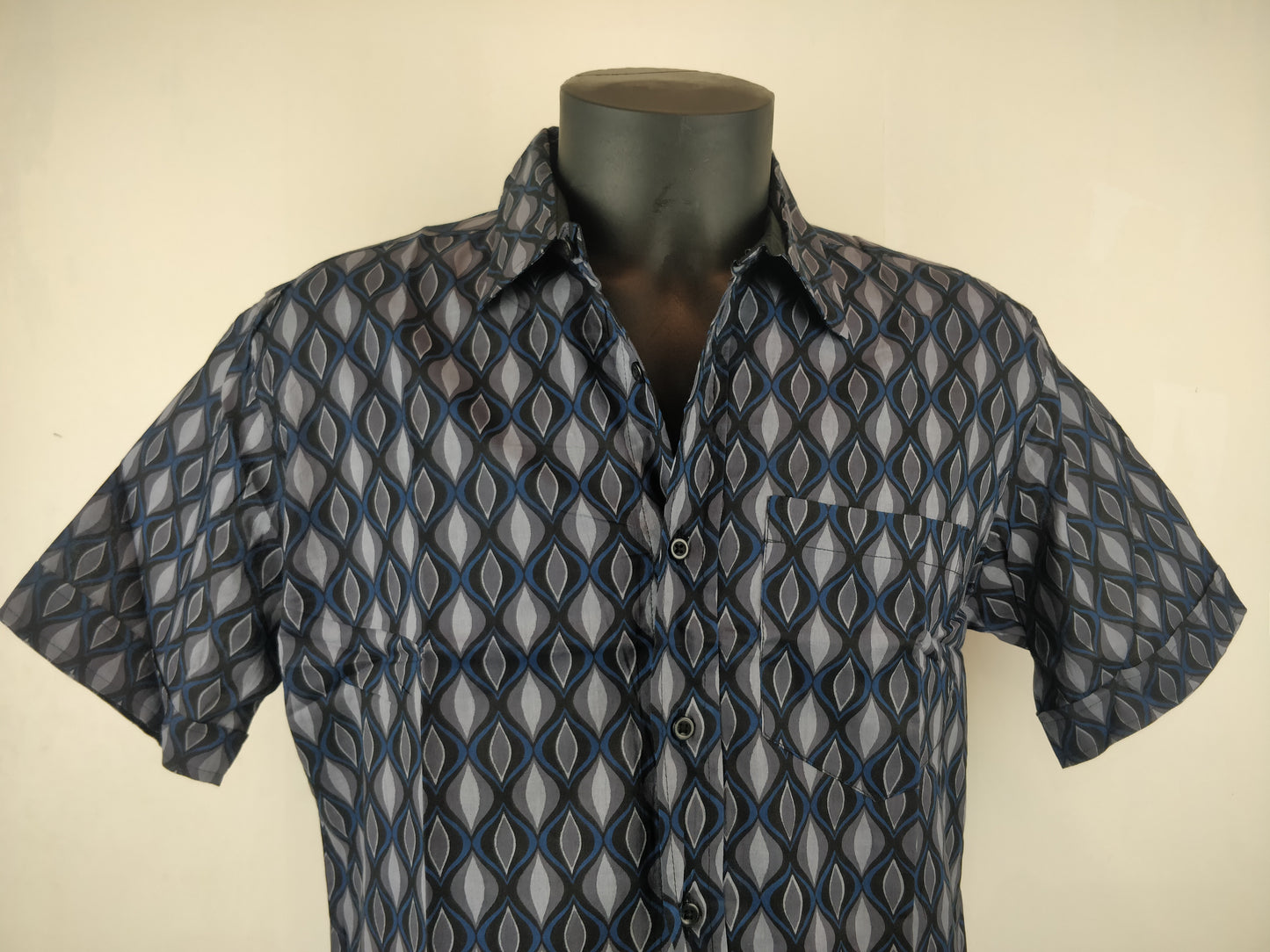 Chemise homme Ribhu manches courtes. Chemise en coton. Motifs géométrique bleu, gris et noir.