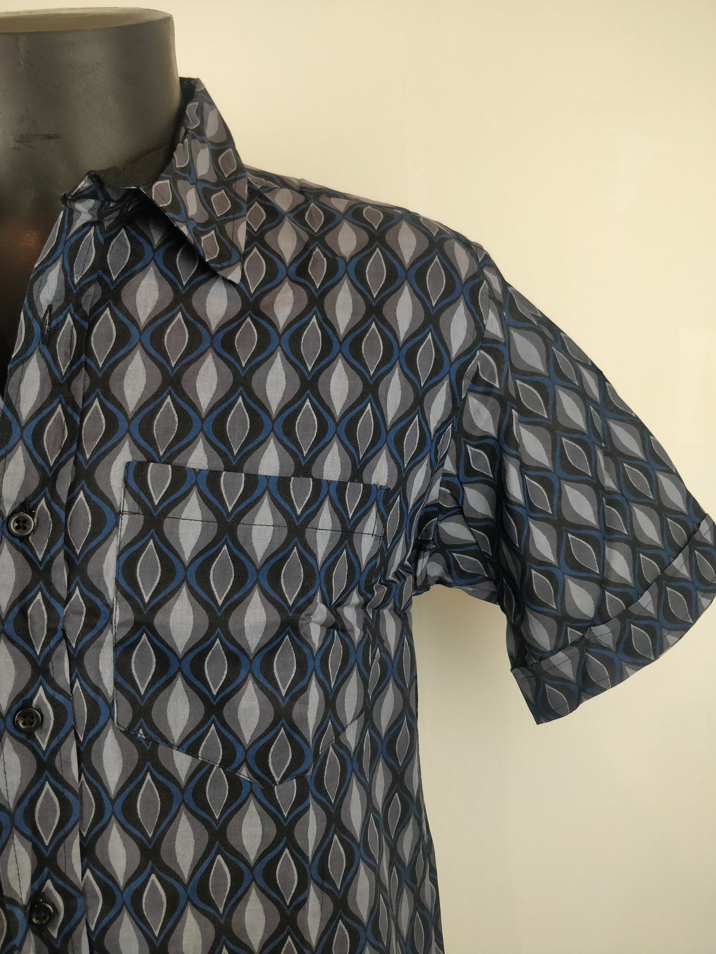 Chemise homme Ribhu manches courtes. Chemise en coton. Motifs géométrique bleu, gris et noir.