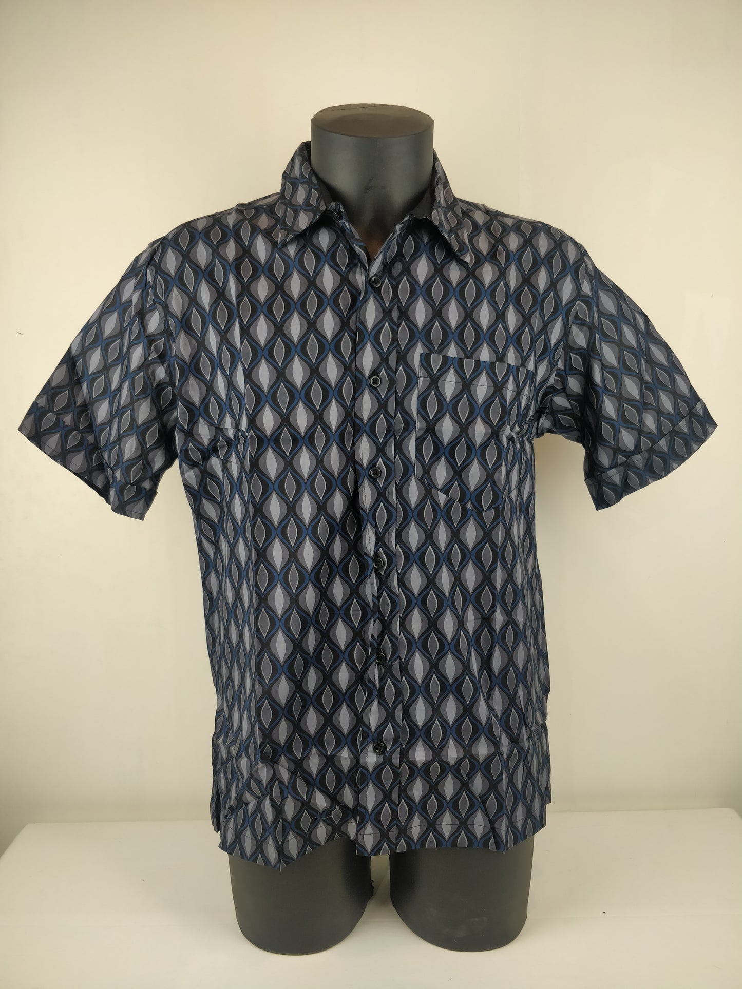 Chemise homme Ribhu manches courtes. Chemise en coton. Motifs géométrique bleu, gris et noir.