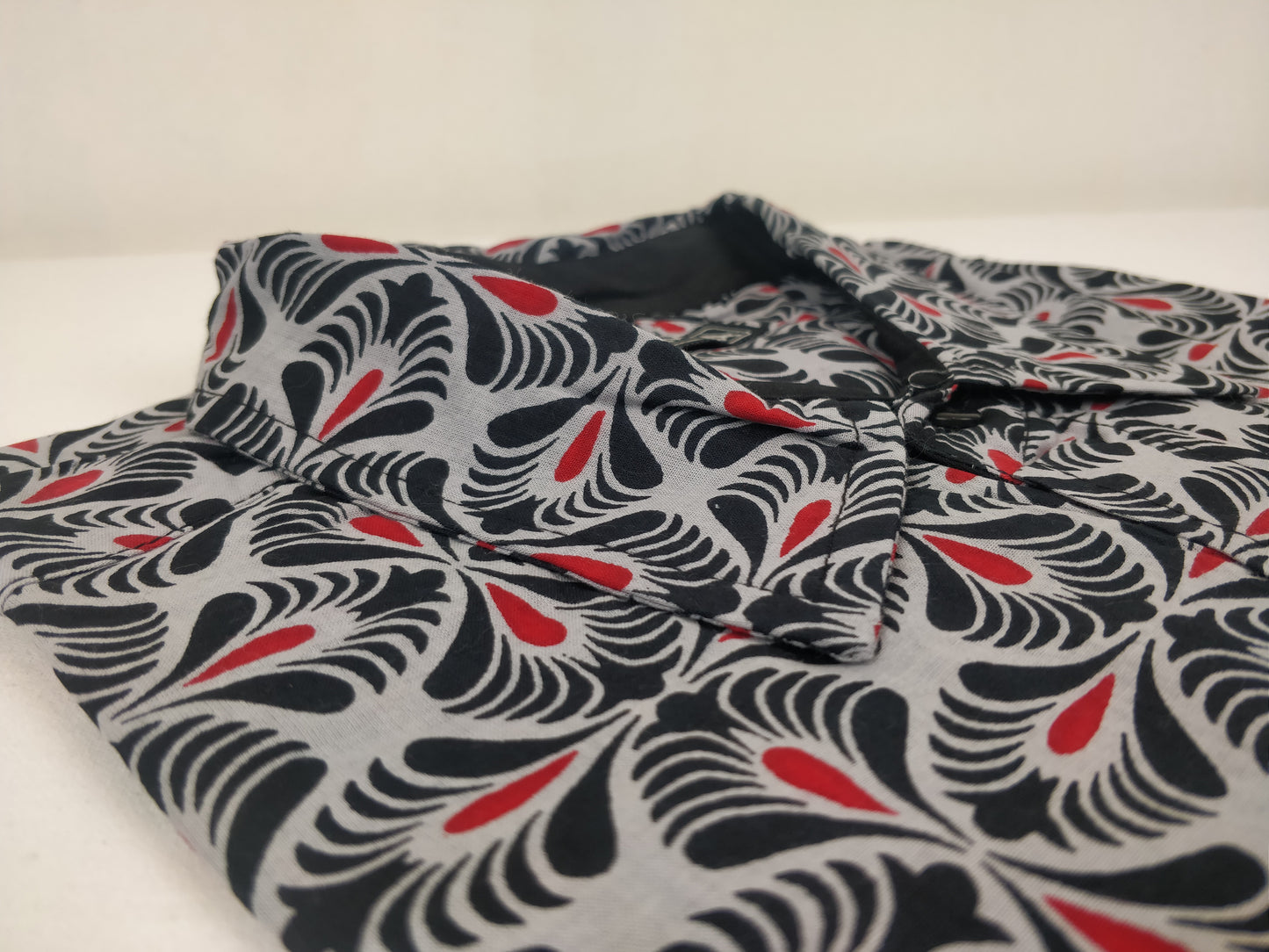 Chemise homme Ribhu manches courtes. Chemise en coton. Motifs ethniques gris, noir et rouge.