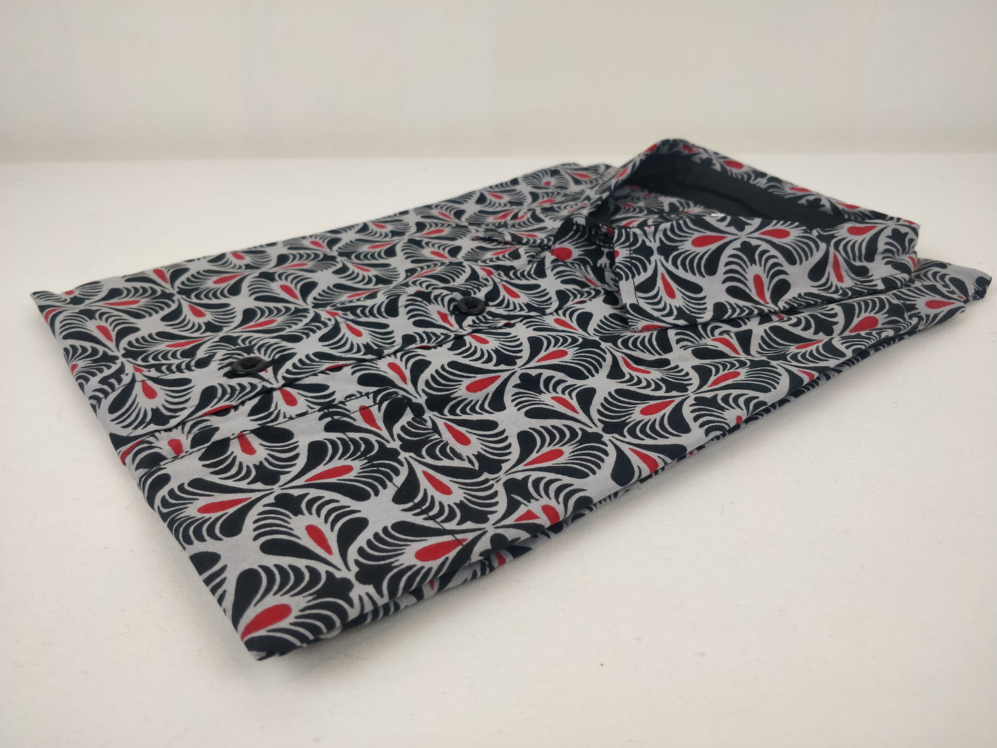 Chemise homme Ribhu manches courtes. Chemise en coton. Motifs ethniques gris, noir et rouge.