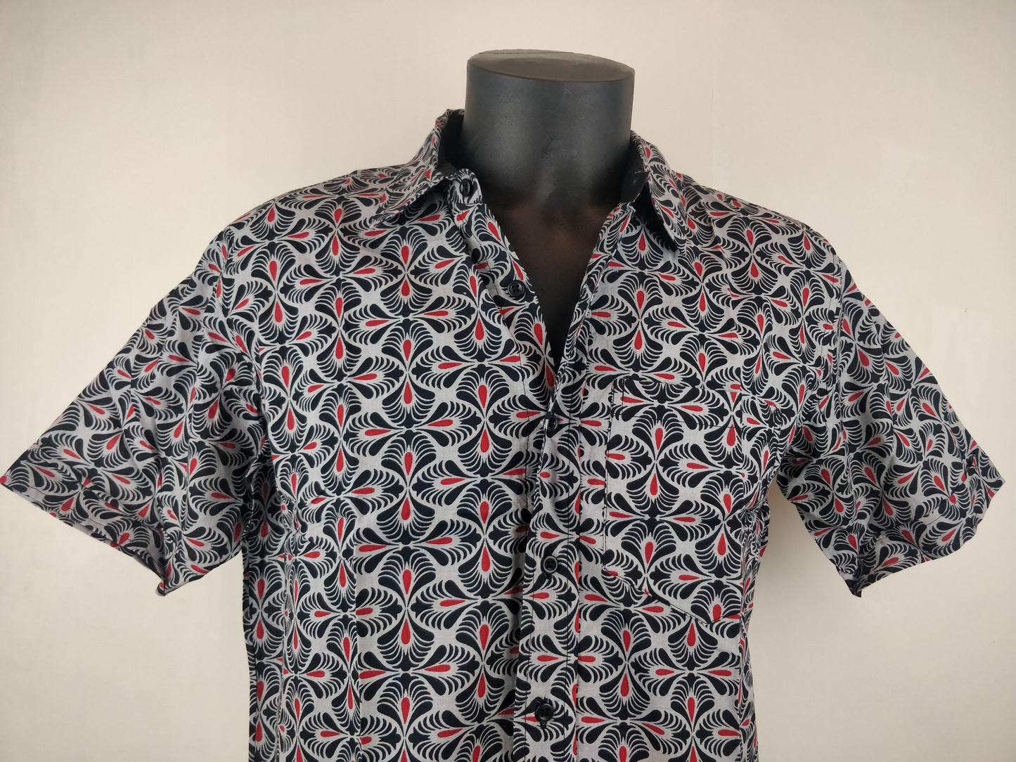 Chemise homme Ribhu manches courtes. Chemise en coton. Motifs ethniques gris, noir et rouge.