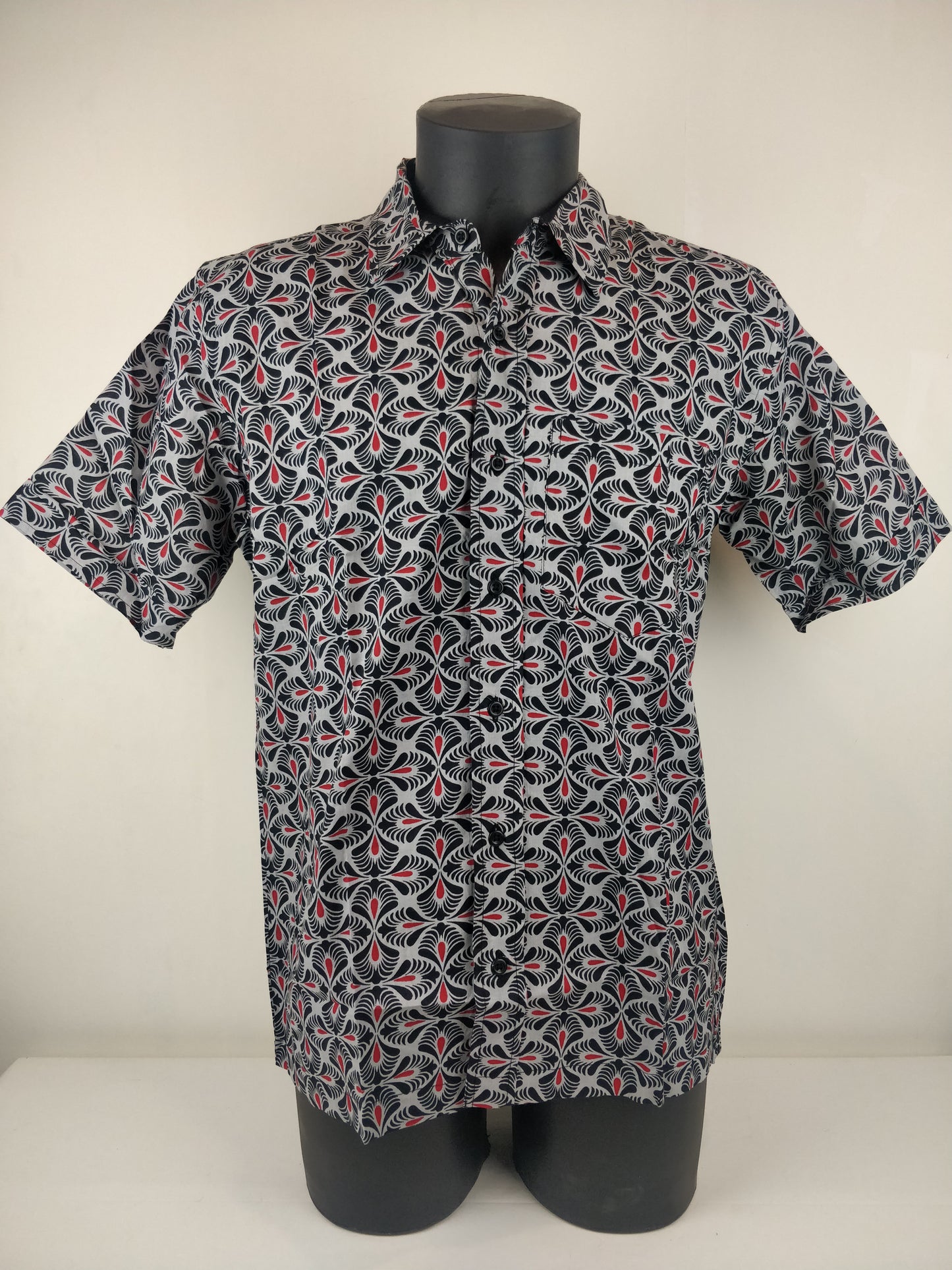 Chemise homme Ribhu manches courtes. Chemise en coton. Motifs ethniques gris, noir et rouge.