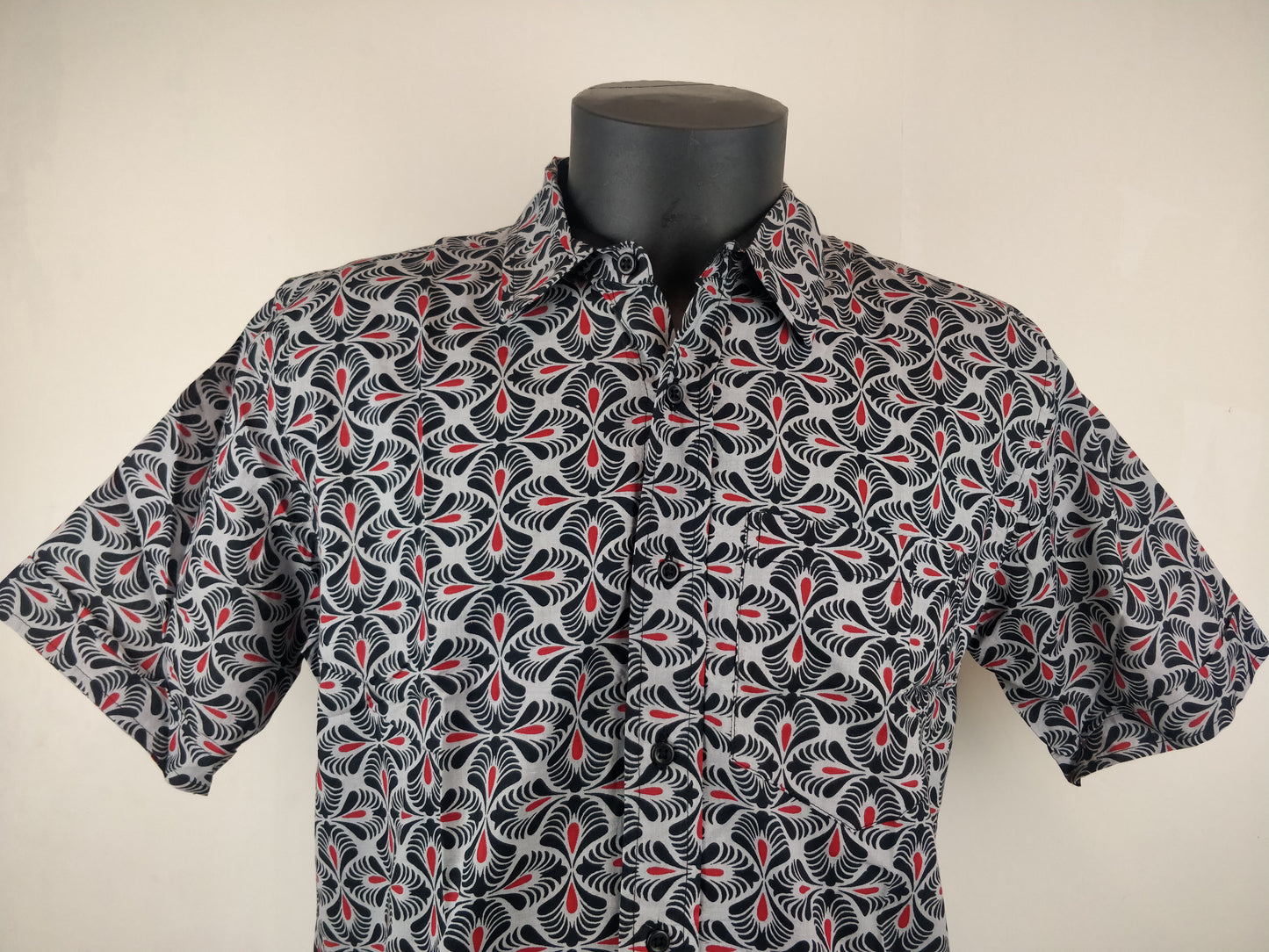 Chemise homme Ribhu manches courtes. Chemise en coton. Motifs ethniques gris, noir et rouge.