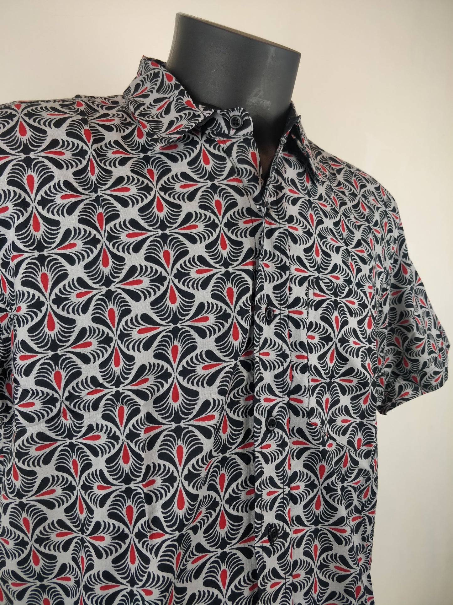 Chemise homme Ribhu manches courtes. Chemise en coton. Motifs ethniques gris, noir et rouge.