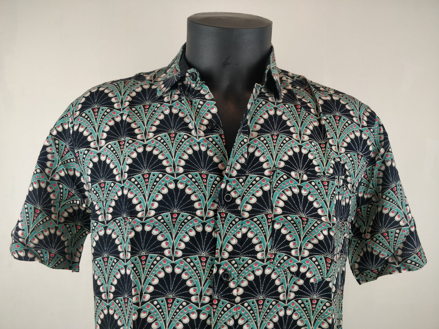 Chemise homme Ribhu manches courtes. Chemise décontractée souple en rayonne. Motif ethnique bleu.