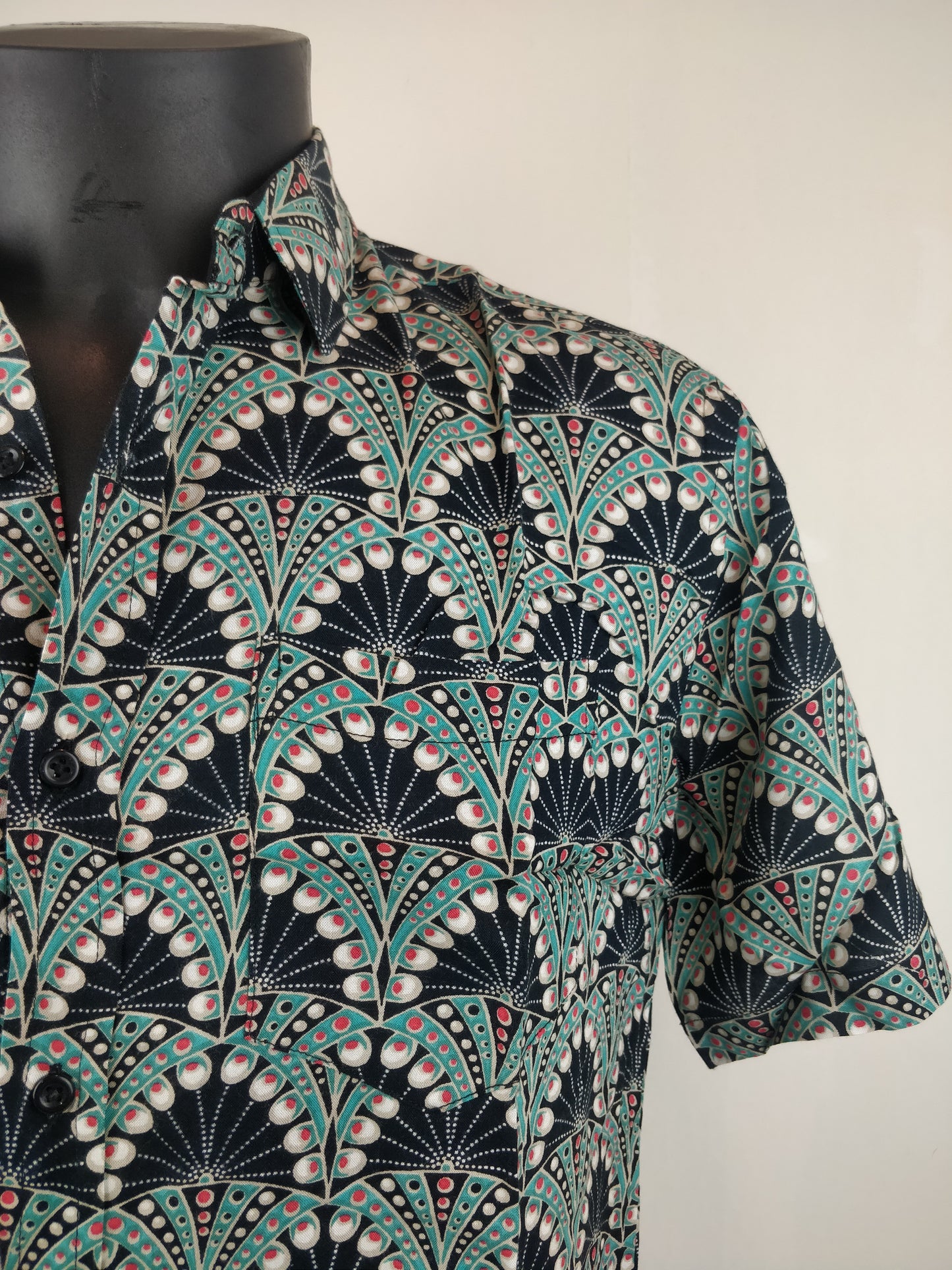 Chemise homme Ribhu manches courtes. Chemise décontractée souple en rayonne. Motif ethnique bleu.