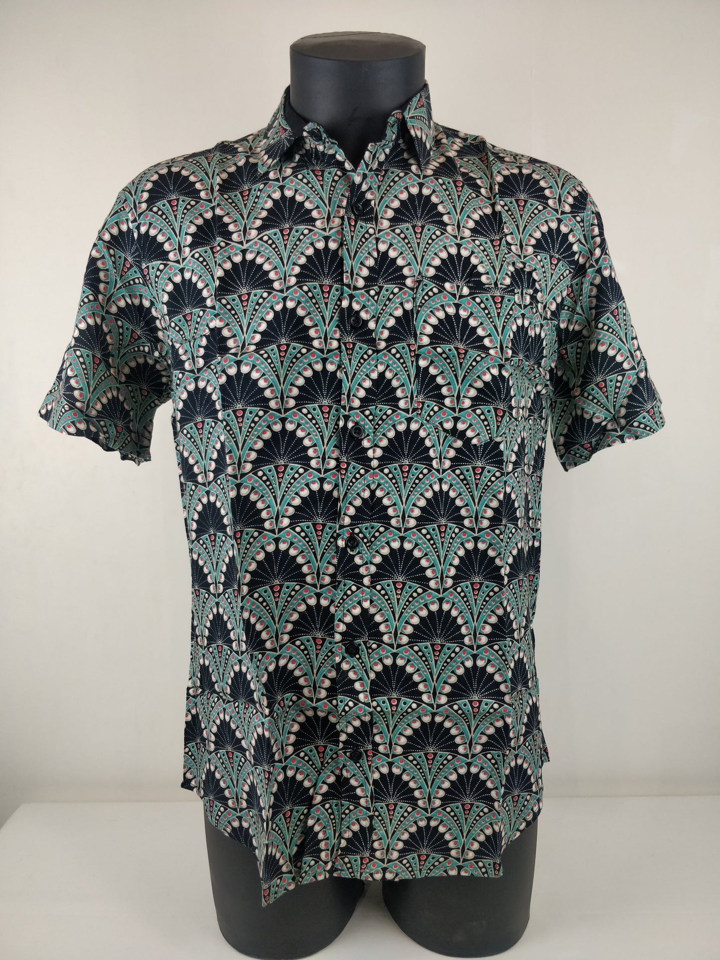 Chemise homme Ribhu manches courtes. Chemise décontractée souple en rayonne. Motif ethnique bleu.