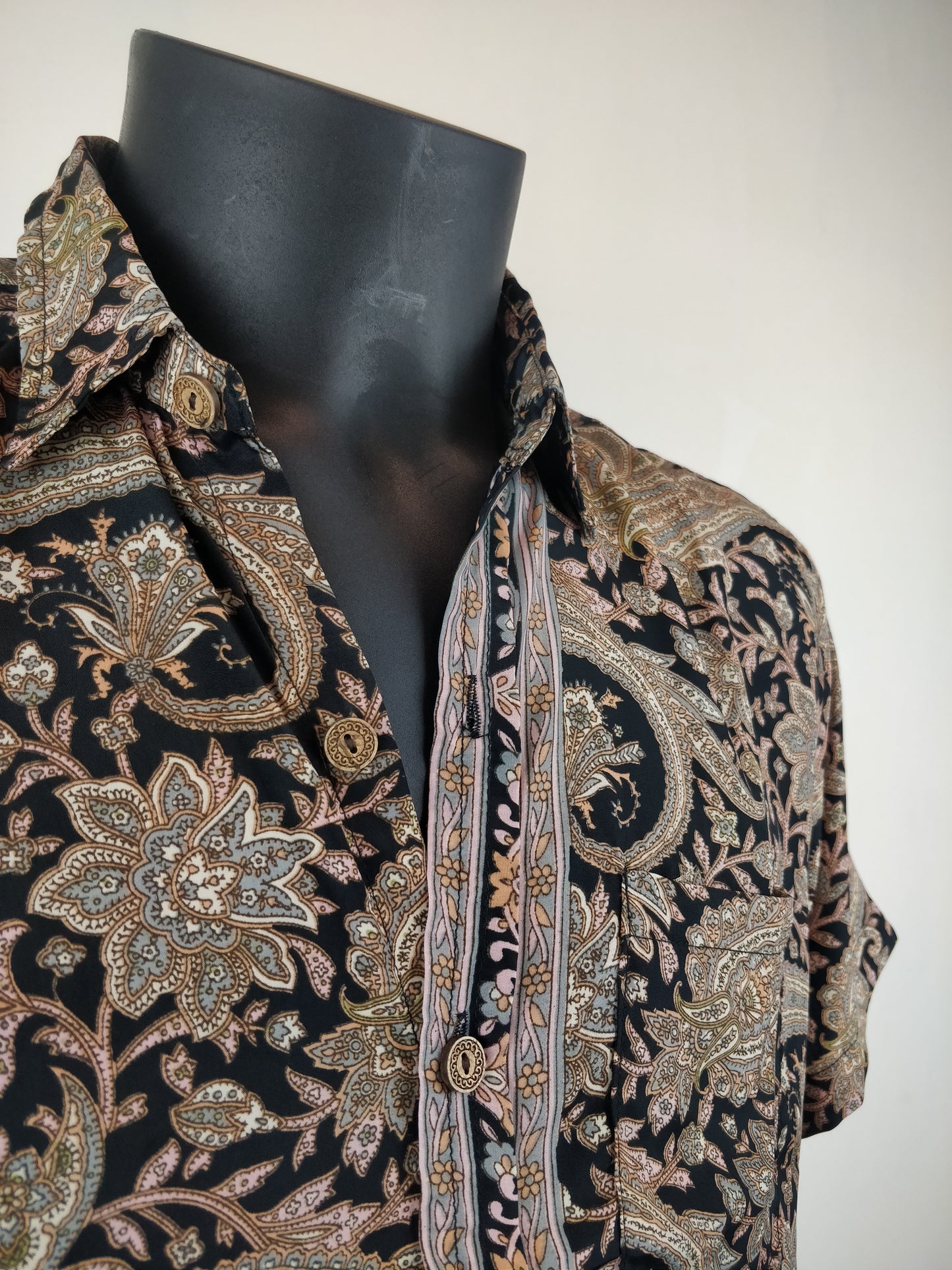 Chemise vintage Garuda en soie indienne. Chemise manche courte légère et fluide. Motif paisley noir, marron et rose.