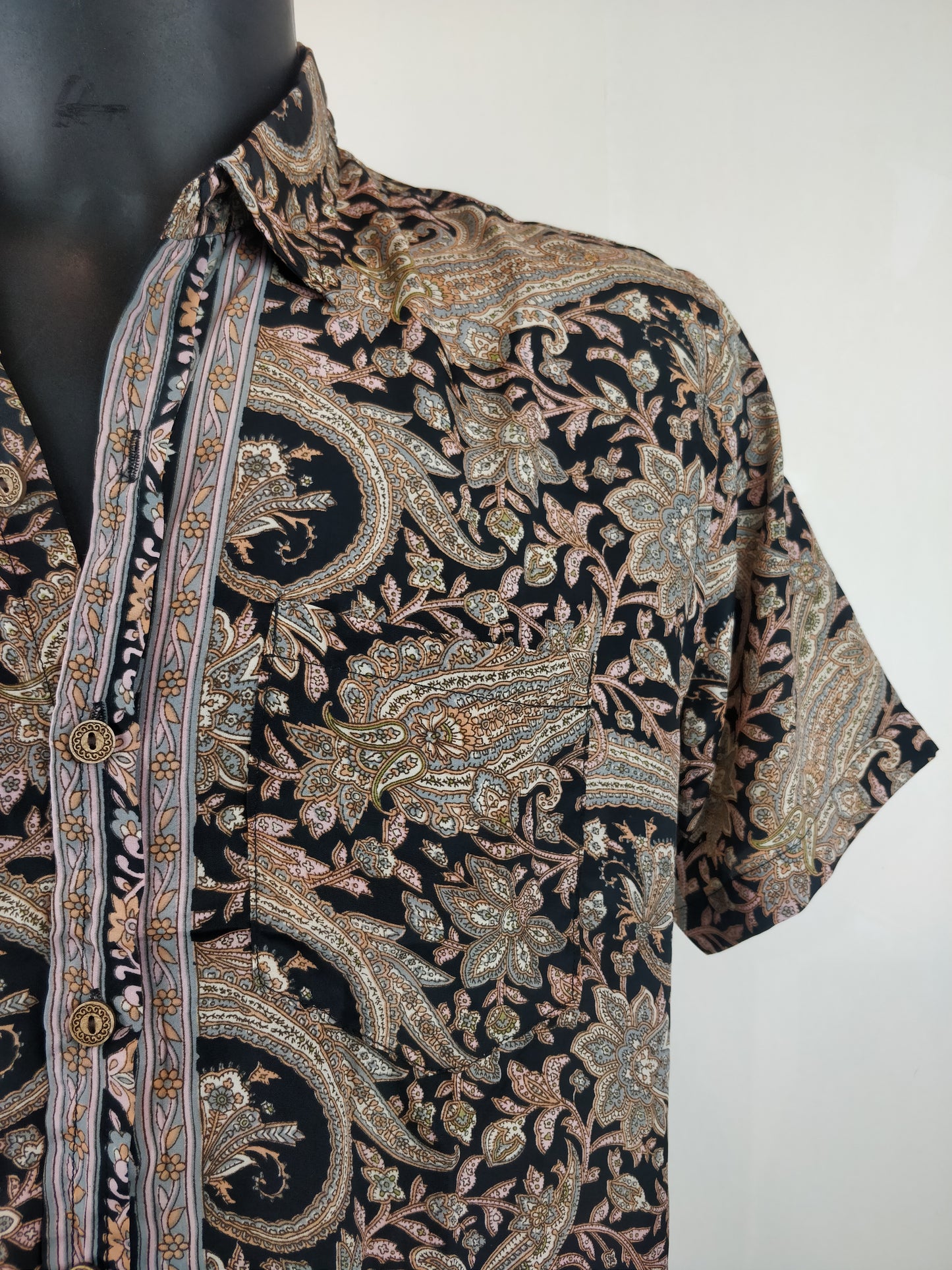 Chemise vintage Garuda en soie indienne. Chemise manche courte légère et fluide. Motif paisley noir, marron et rose.