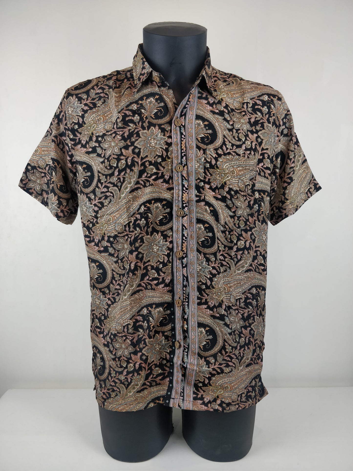 Chemise vintage Garuda en soie indienne. Chemise manche courte légère et fluide. Motif paisley noir, marron et rose.