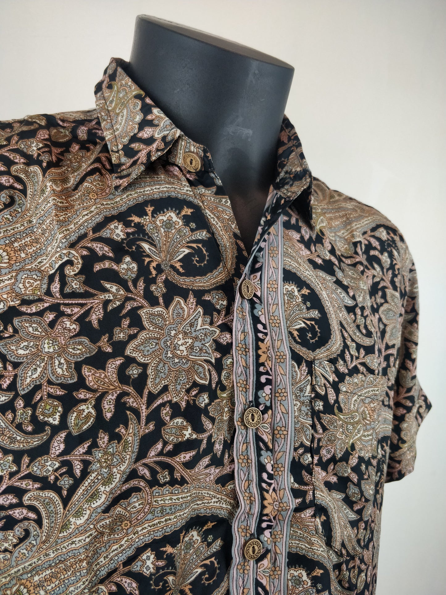 Chemise vintage Garuda en soie indienne. Chemise manche courte légère et fluide. Motif paisley noir, marron et rose.