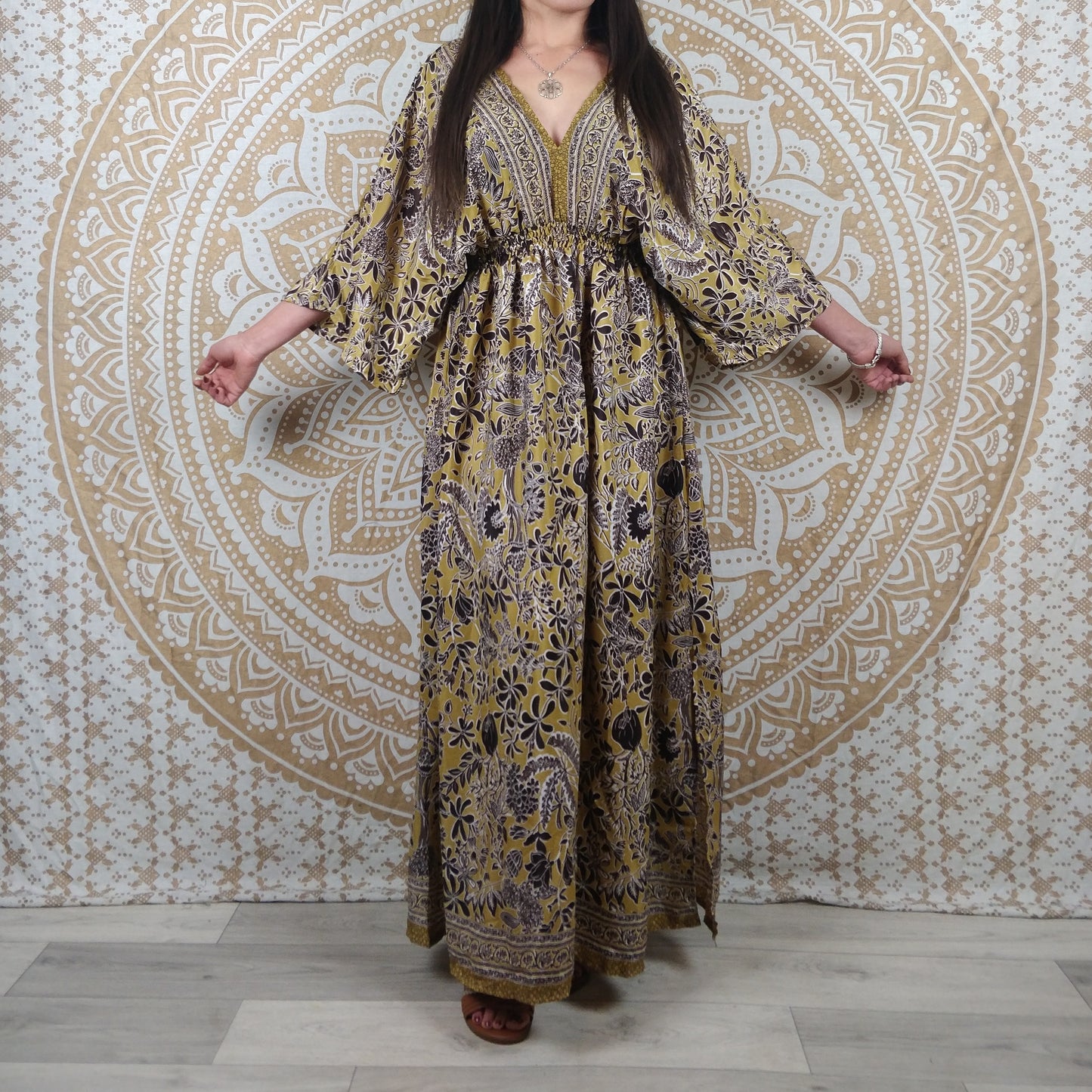 Robe longue Nabha en soie indienne. Robe bohème fendu avec col en V. Imprimé fleuri jaune / fleuri noir et marron.