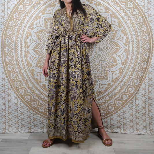 Robe longue Nabha en soie indienne. Robe bohème fendu avec col en V. Imprimé fleuri jaune / fleuri noir et marron.